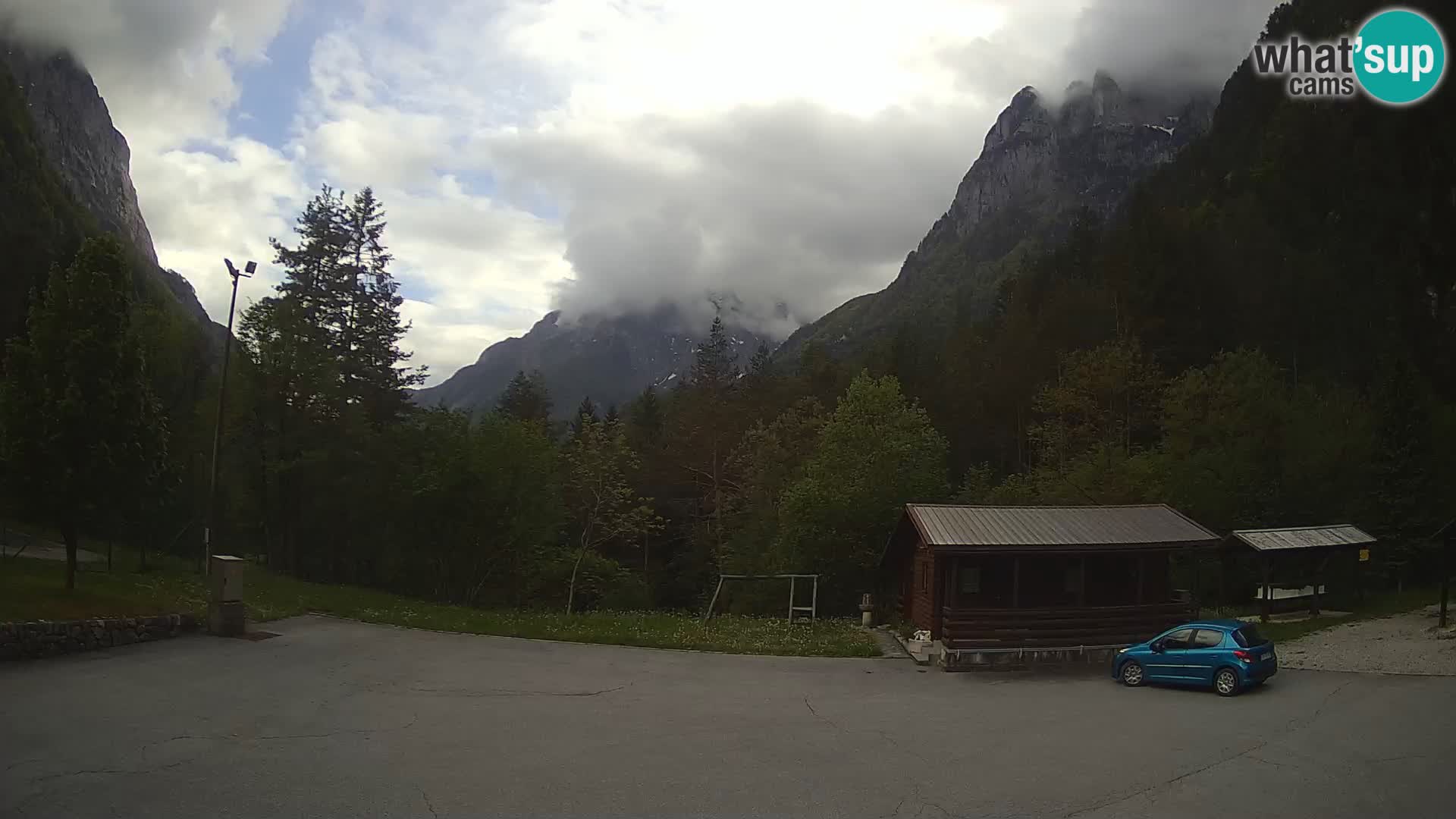 Spletna kamera Log pod Mangartom – Pogled na Jerebico in Rombon – Bovec – Slovenija