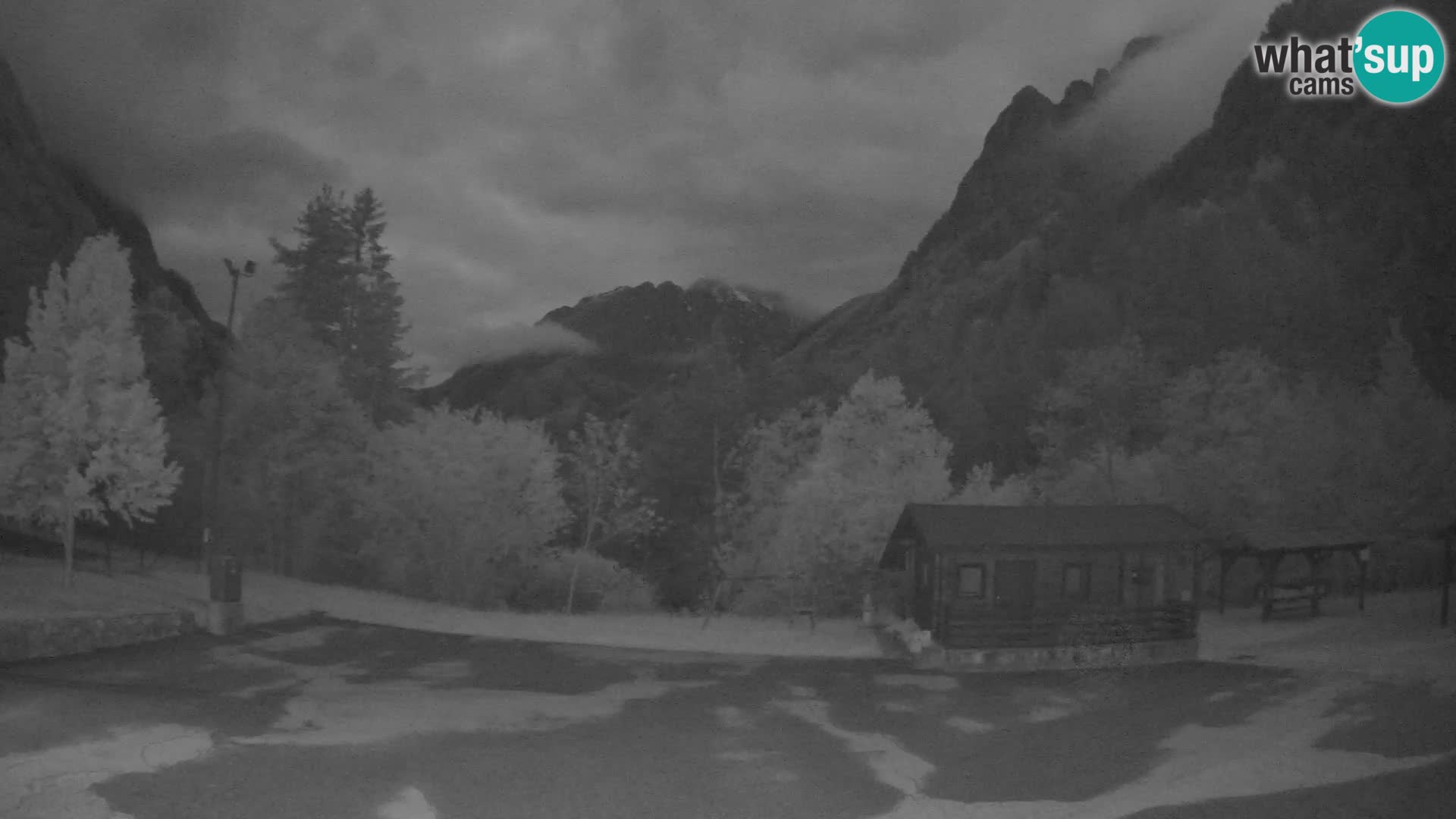 Spletna kamera Log pod Mangartom – Pogled na Jerebico in Rombon – Bovec – Slovenija