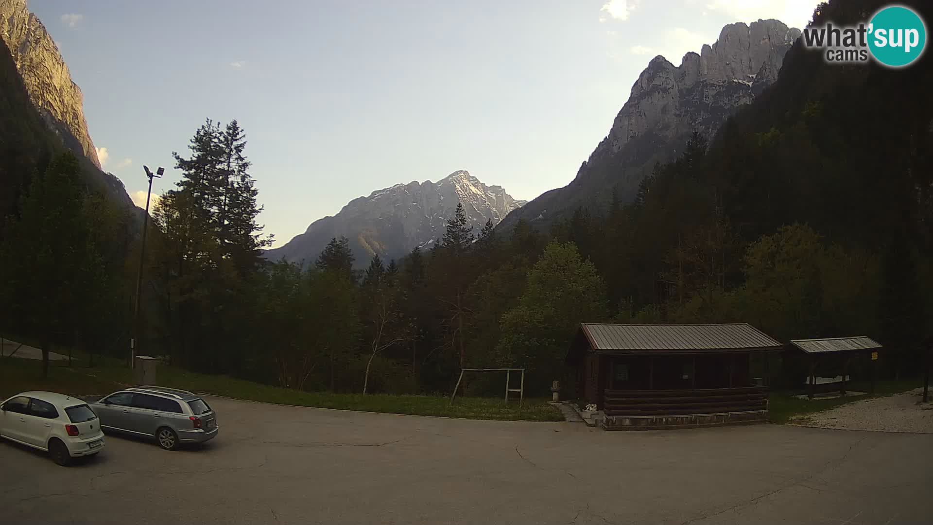 Spletna kamera Log pod Mangartom – Pogled na Jerebico in Rombon – Bovec – Slovenija