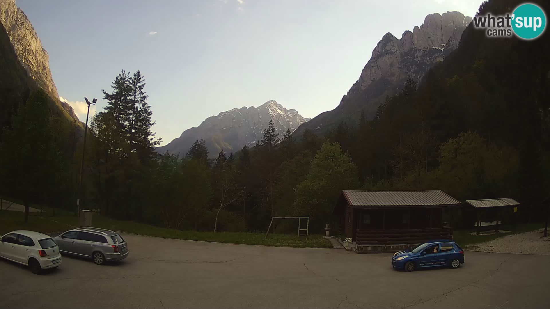 Spletna kamera Log pod Mangartom – Pogled na Jerebico in Rombon – Bovec – Slovenija