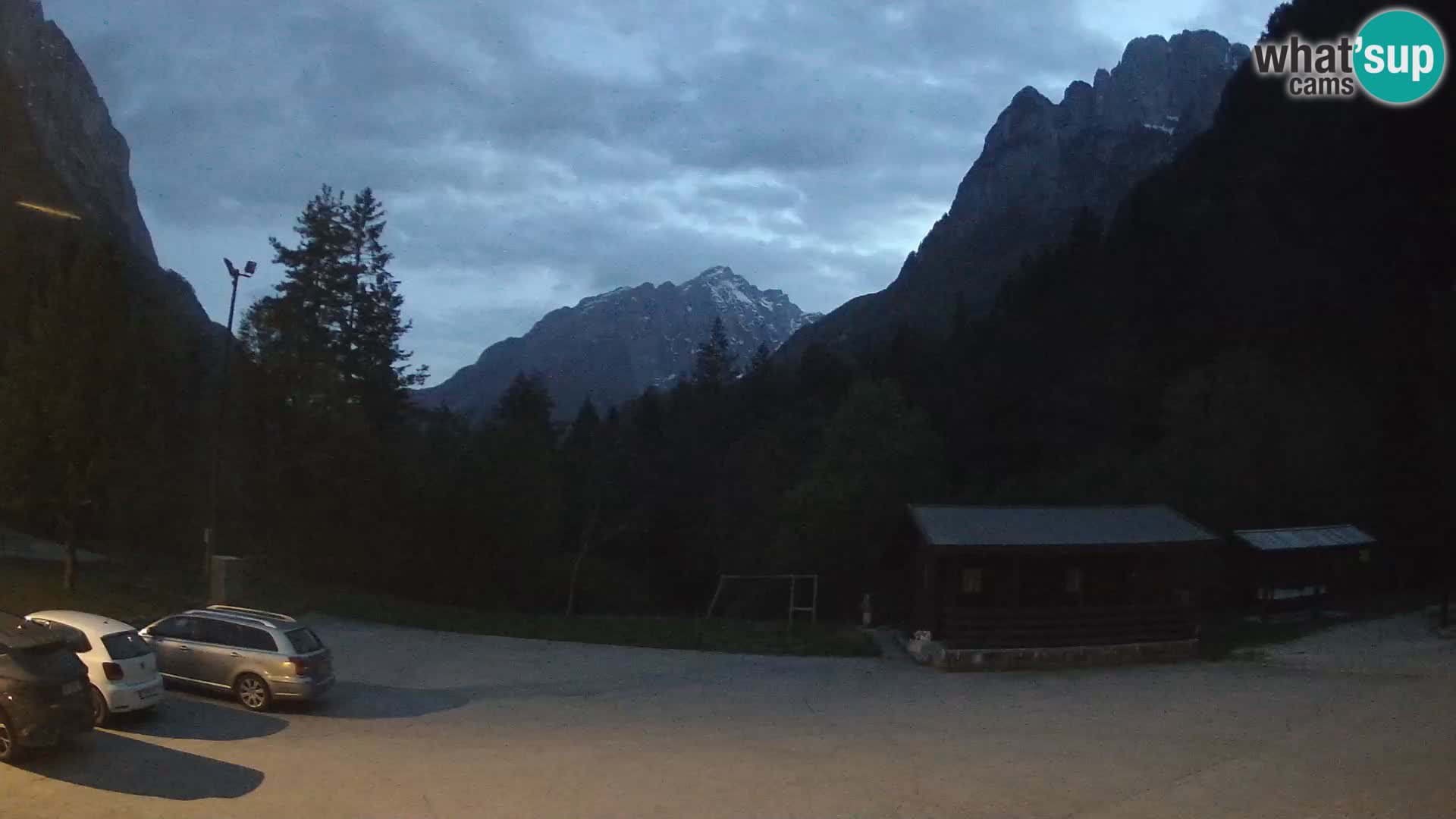 Spletna kamera Log pod Mangartom – Pogled na Jerebico in Rombon – Bovec – Slovenija