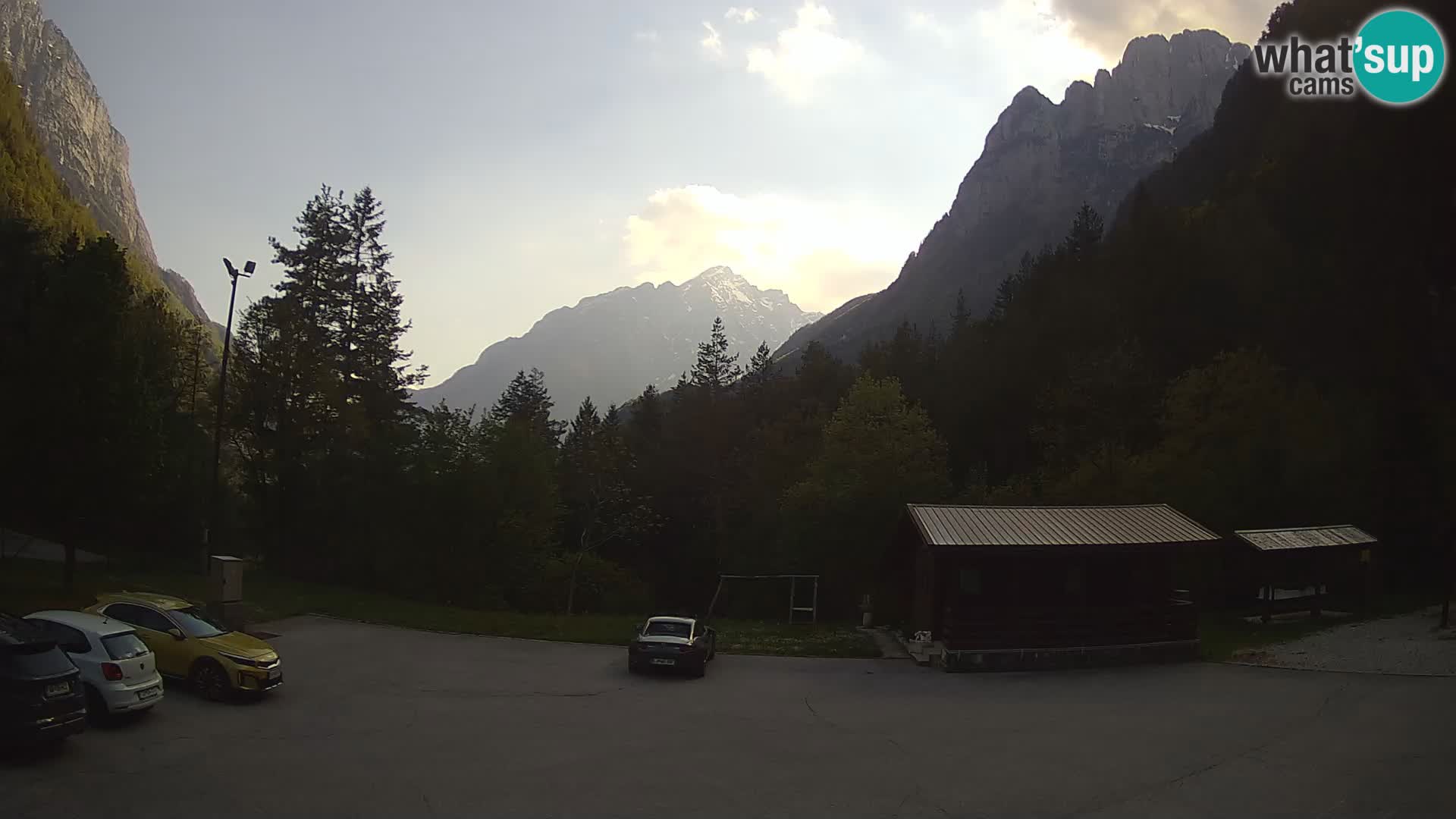 Spletna kamera Log pod Mangartom – Pogled na Jerebico in Rombon – Bovec – Slovenija
