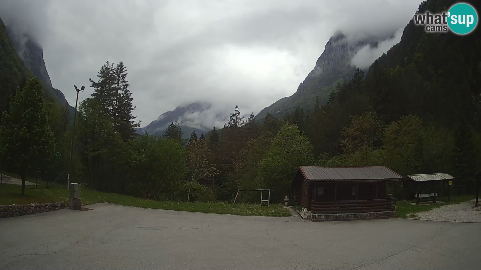 Spletna kamera Log pod Mangartom – Pogled na Jerebico in Rombon – Bovec – Slovenija