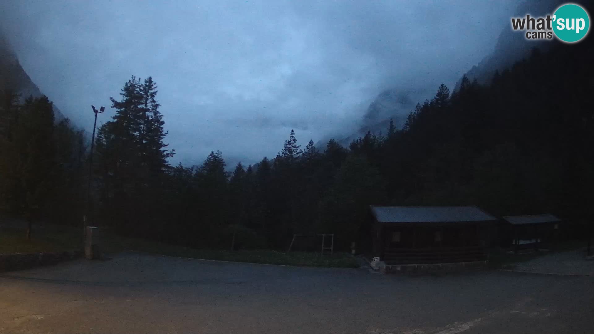 Spletna kamera Log pod Mangartom – Pogled na Jerebico in Rombon – Bovec – Slovenija