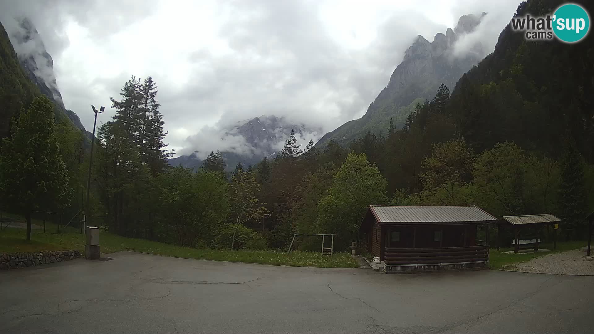 Spletna kamera Log pod Mangartom – Pogled na Jerebico in Rombon – Bovec – Slovenija