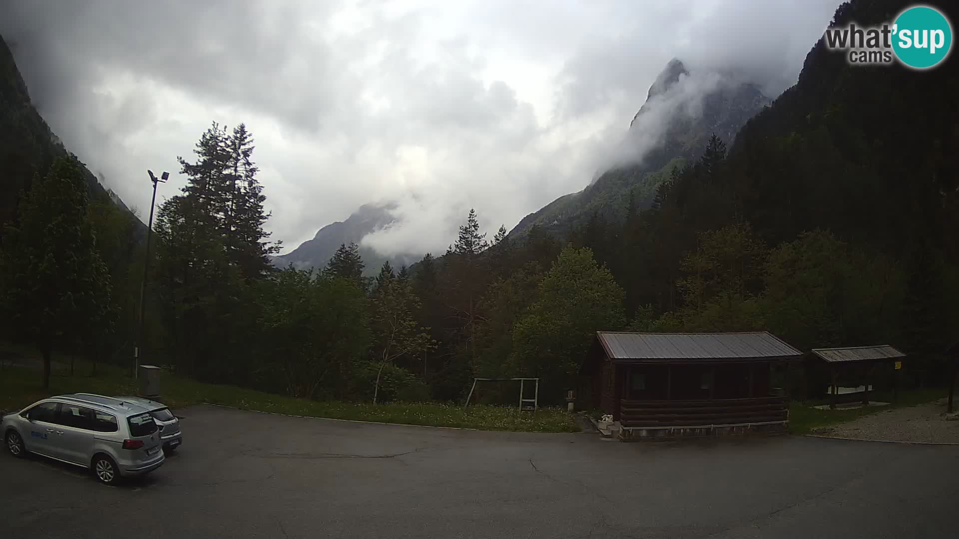 Spletna kamera Log pod Mangartom – Pogled na Jerebico in Rombon – Bovec – Slovenija