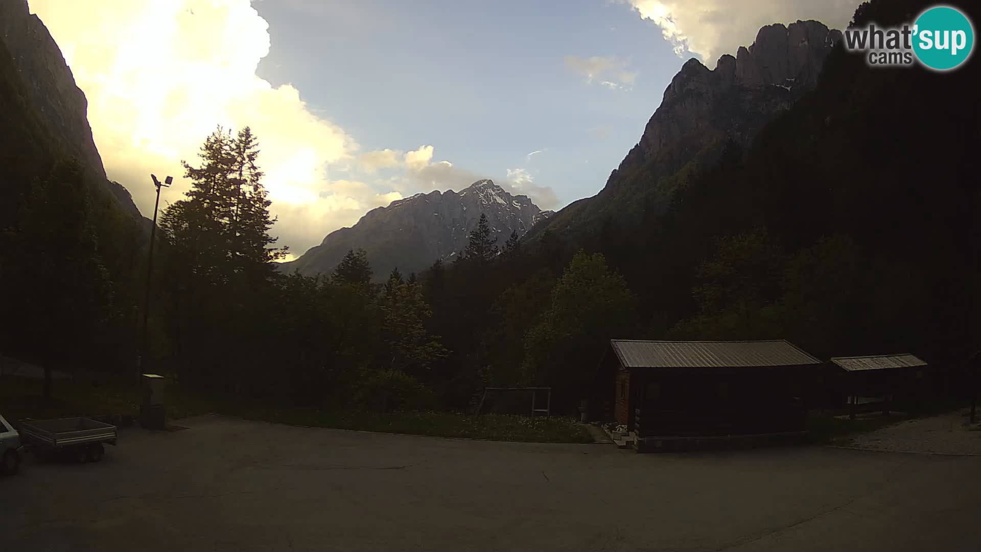 Spletna kamera Log pod Mangartom – Pogled na Jerebico in Rombon – Bovec – Slovenija