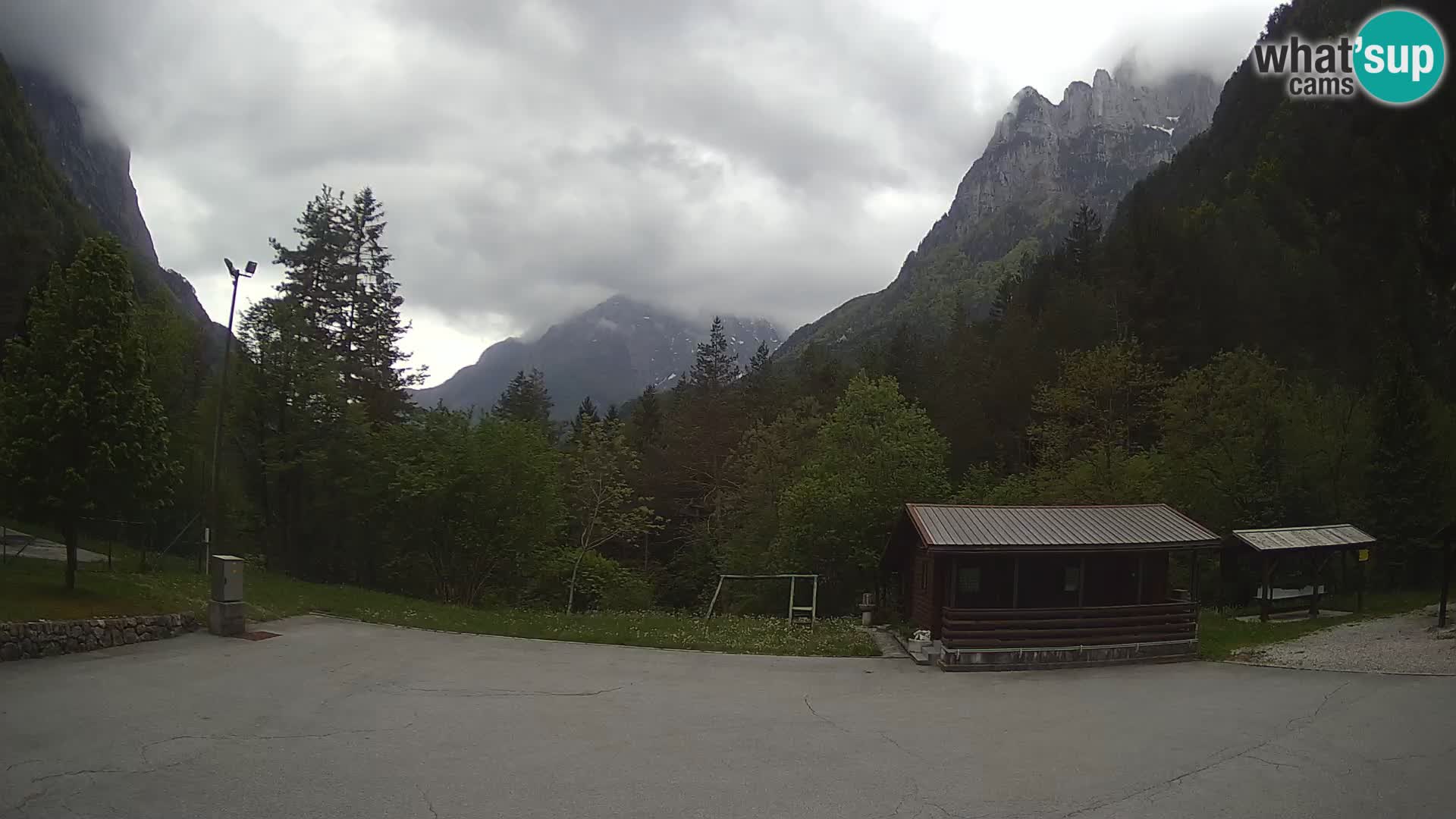 Spletna kamera Log pod Mangartom – Pogled na Jerebico in Rombon – Bovec – Slovenija