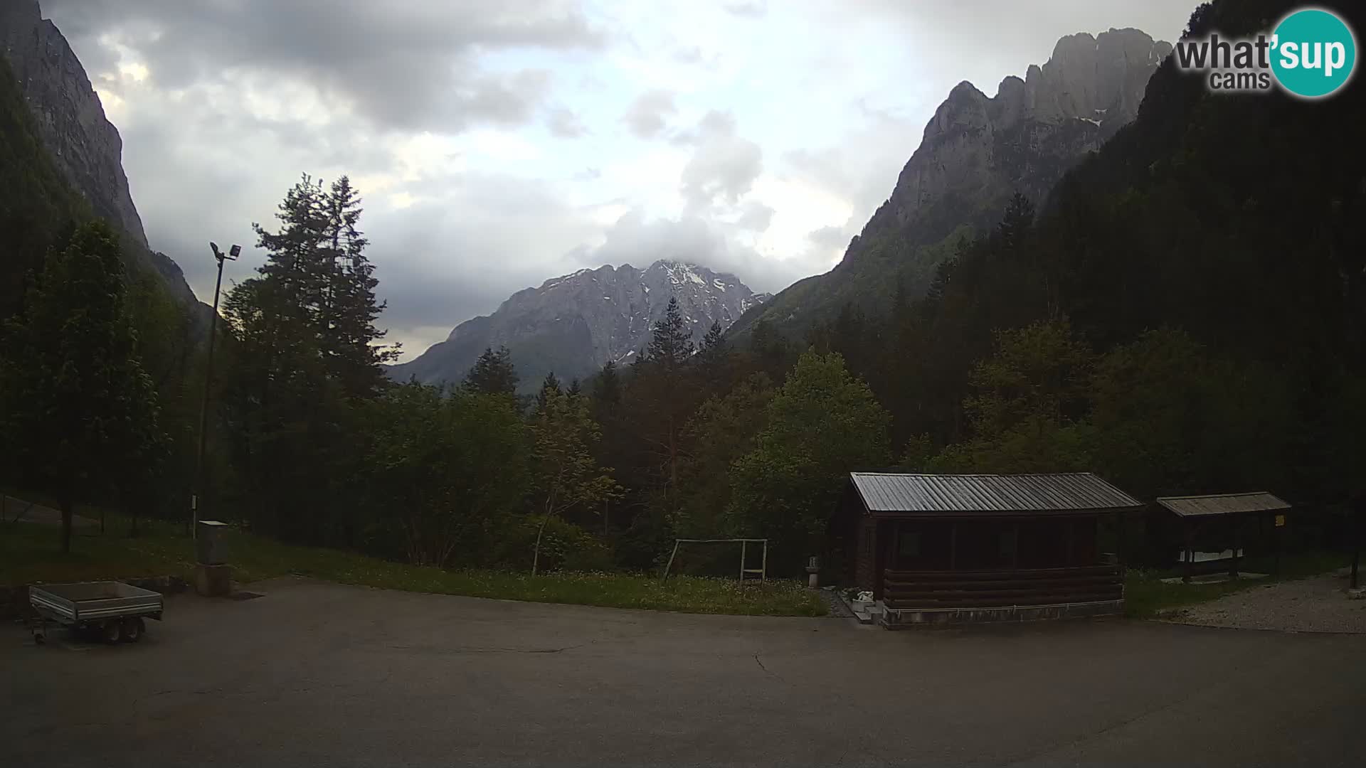 Spletna kamera Log pod Mangartom – Pogled na Jerebico in Rombon – Bovec – Slovenija