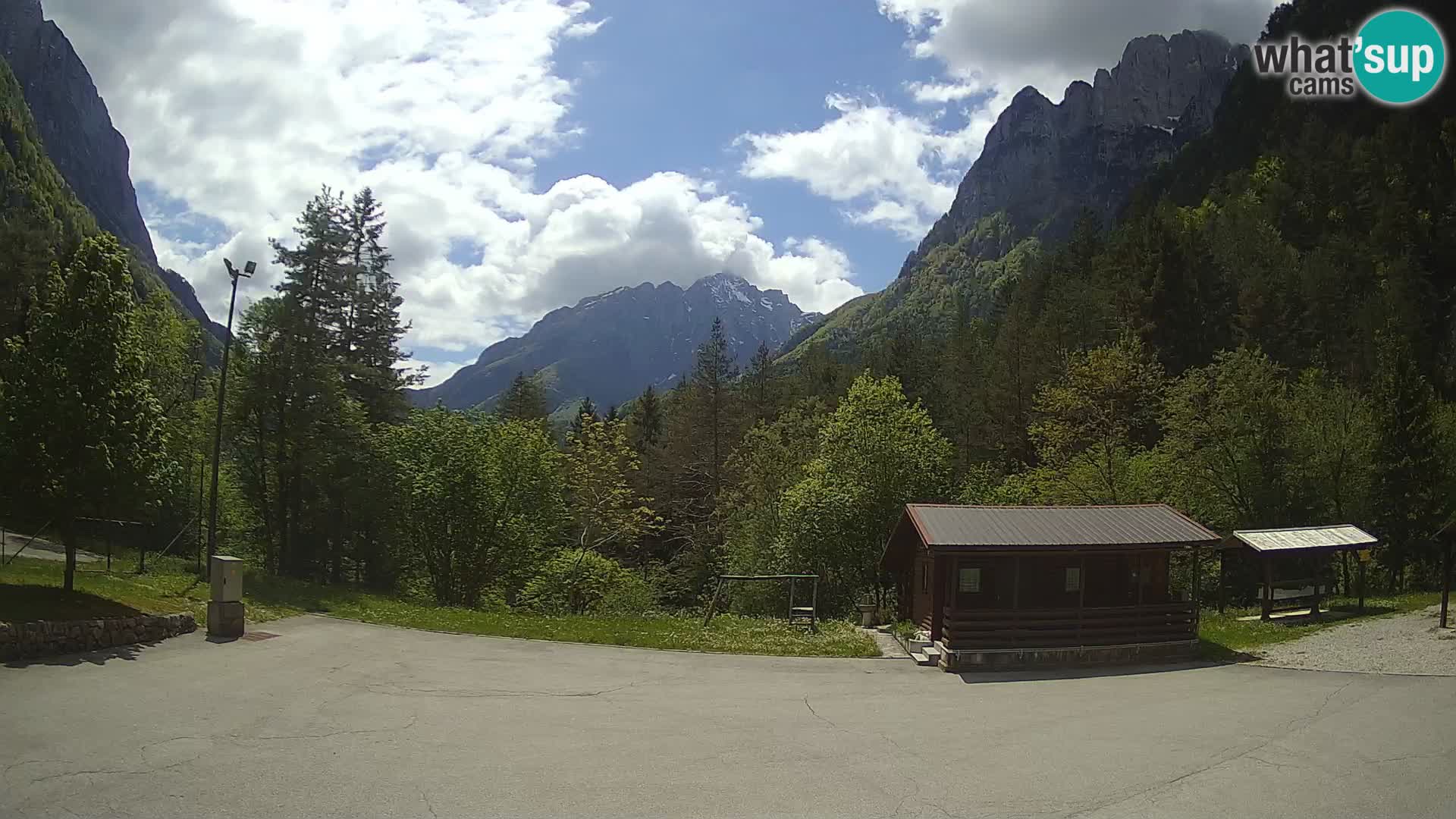 Spletna kamera Log pod Mangartom – Pogled na Jerebico in Rombon – Bovec – Slovenija
