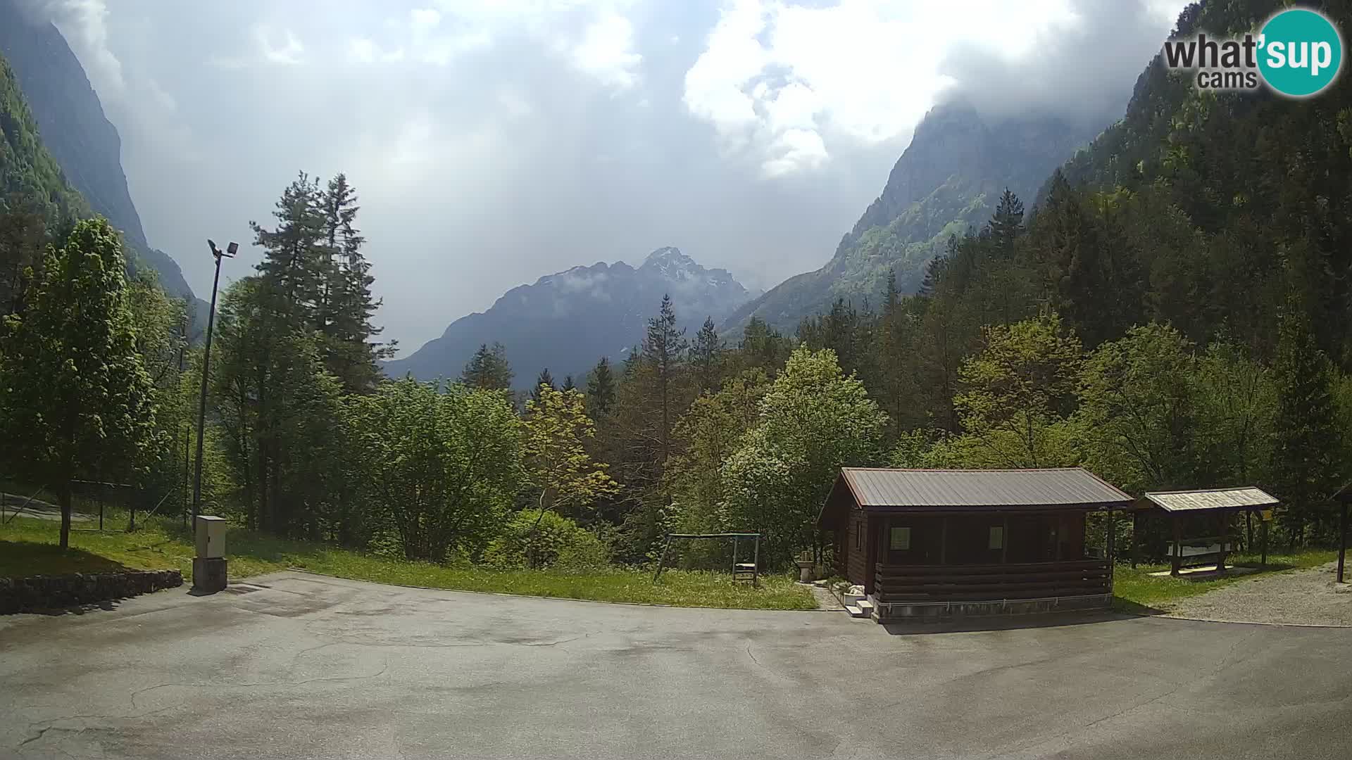 Spletna kamera Log pod Mangartom – Pogled na Jerebico in Rombon – Bovec – Slovenija