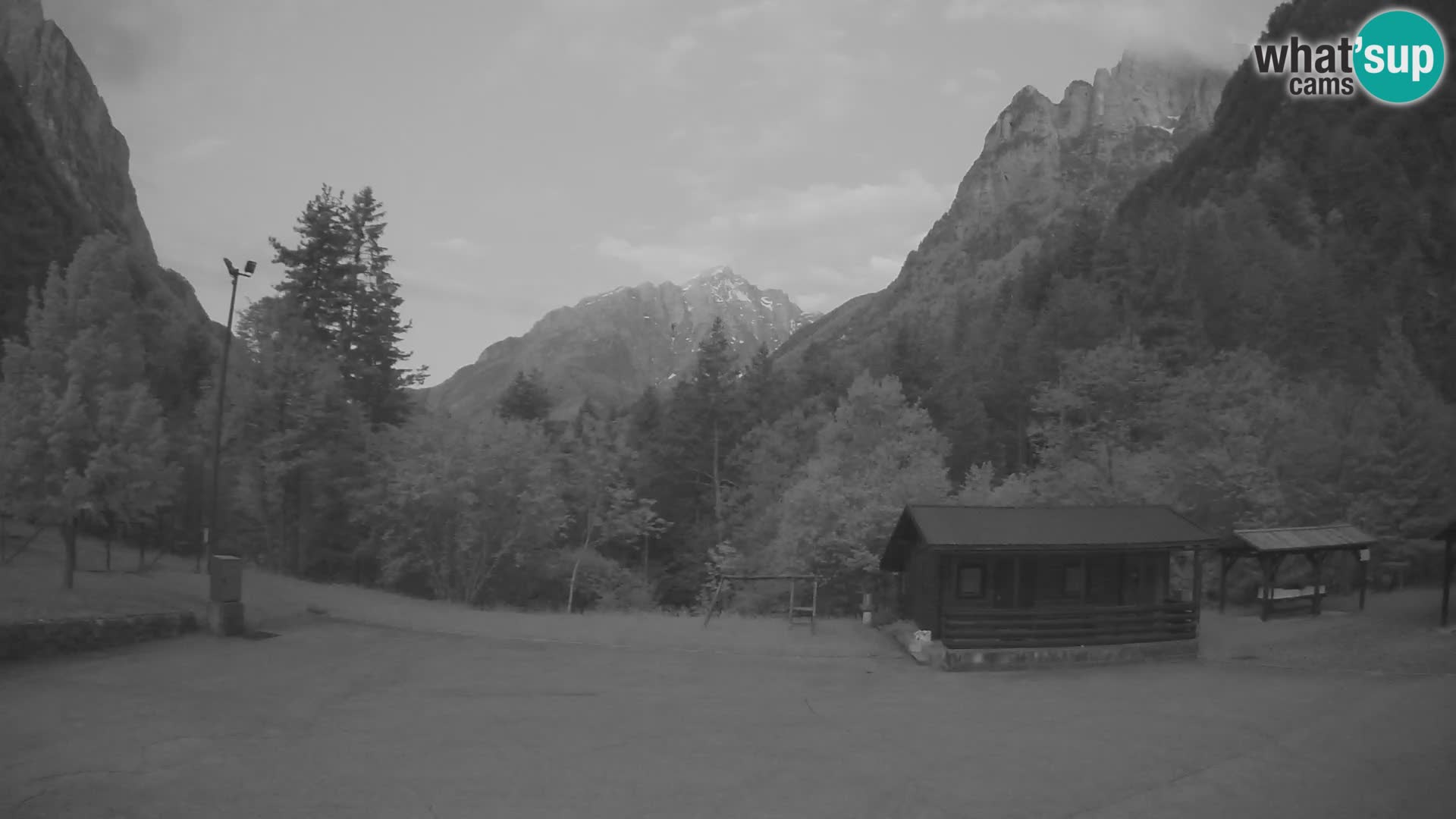 Spletna kamera Log pod Mangartom – Pogled na Jerebico in Rombon – Bovec – Slovenija