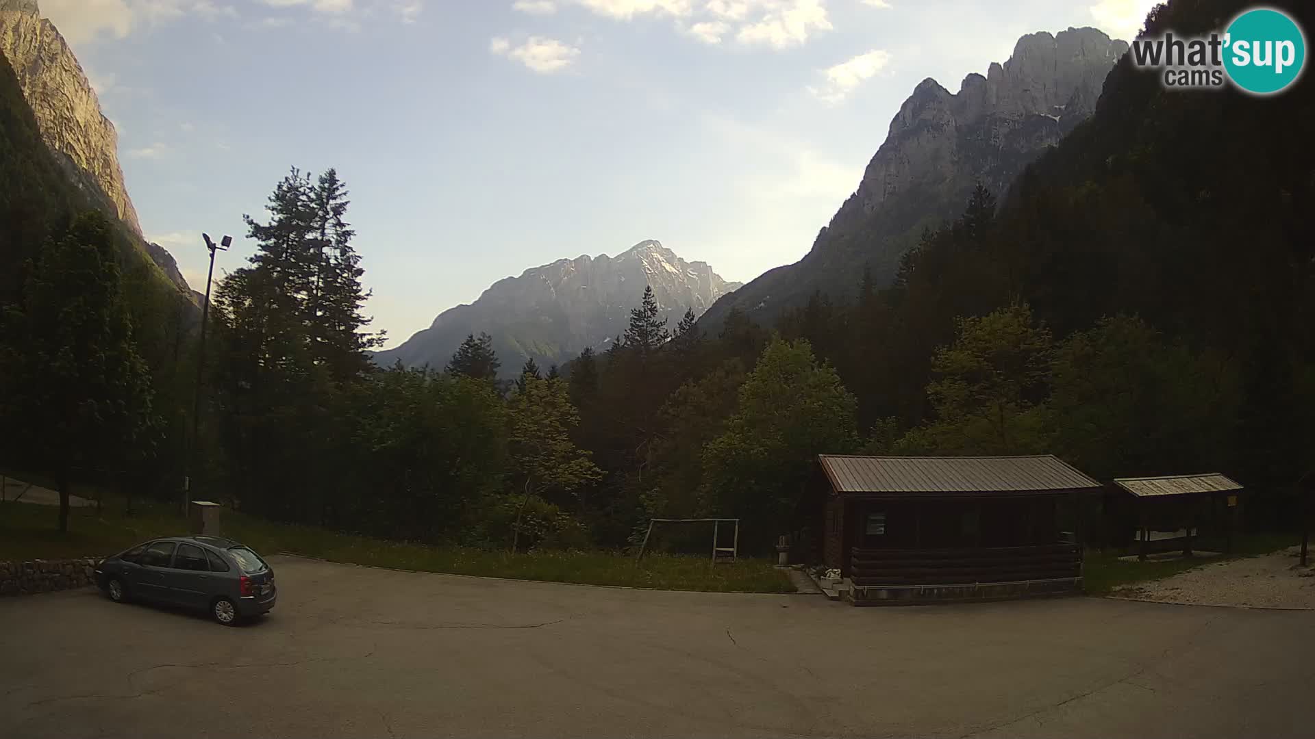 Spletna kamera Log pod Mangartom – Pogled na Jerebico in Rombon – Bovec – Slovenija