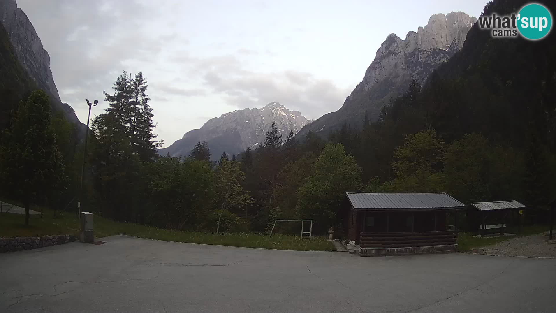 Spletna kamera Log pod Mangartom – Pogled na Jerebico in Rombon – Bovec – Slovenija
