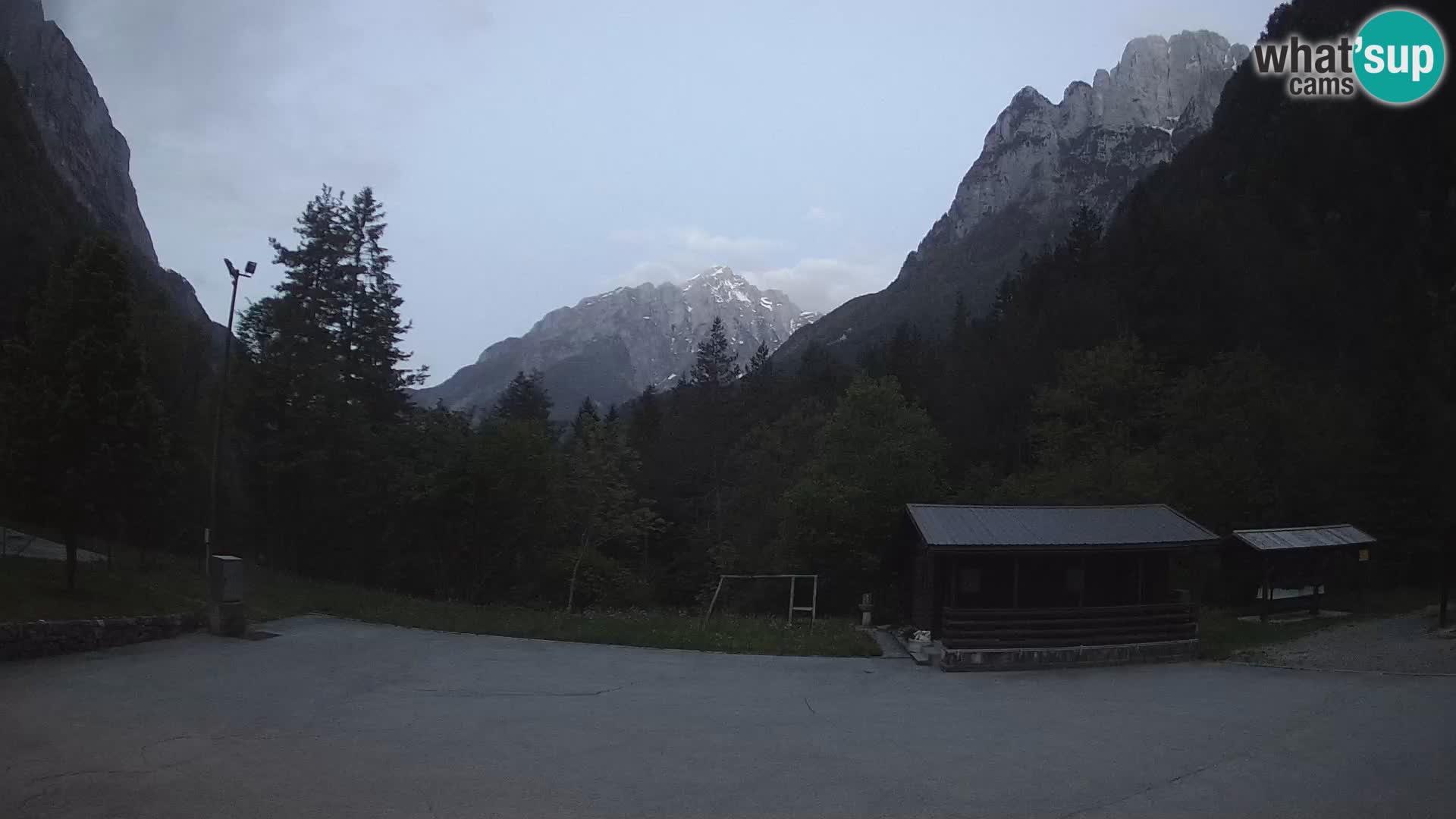Spletna kamera Log pod Mangartom – Pogled na Jerebico in Rombon – Bovec – Slovenija