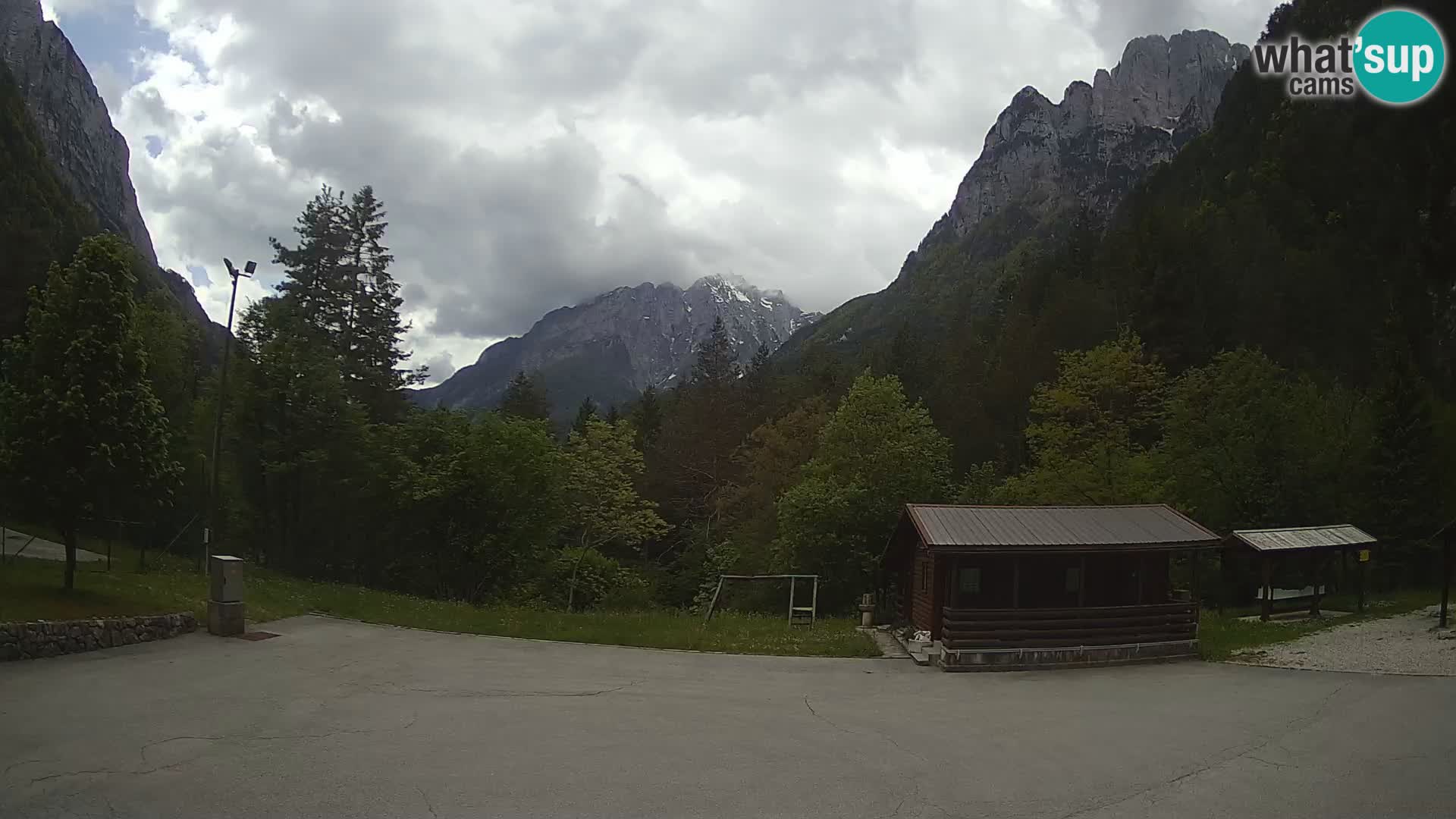 Spletna kamera Log pod Mangartom – Pogled na Jerebico in Rombon – Bovec – Slovenija