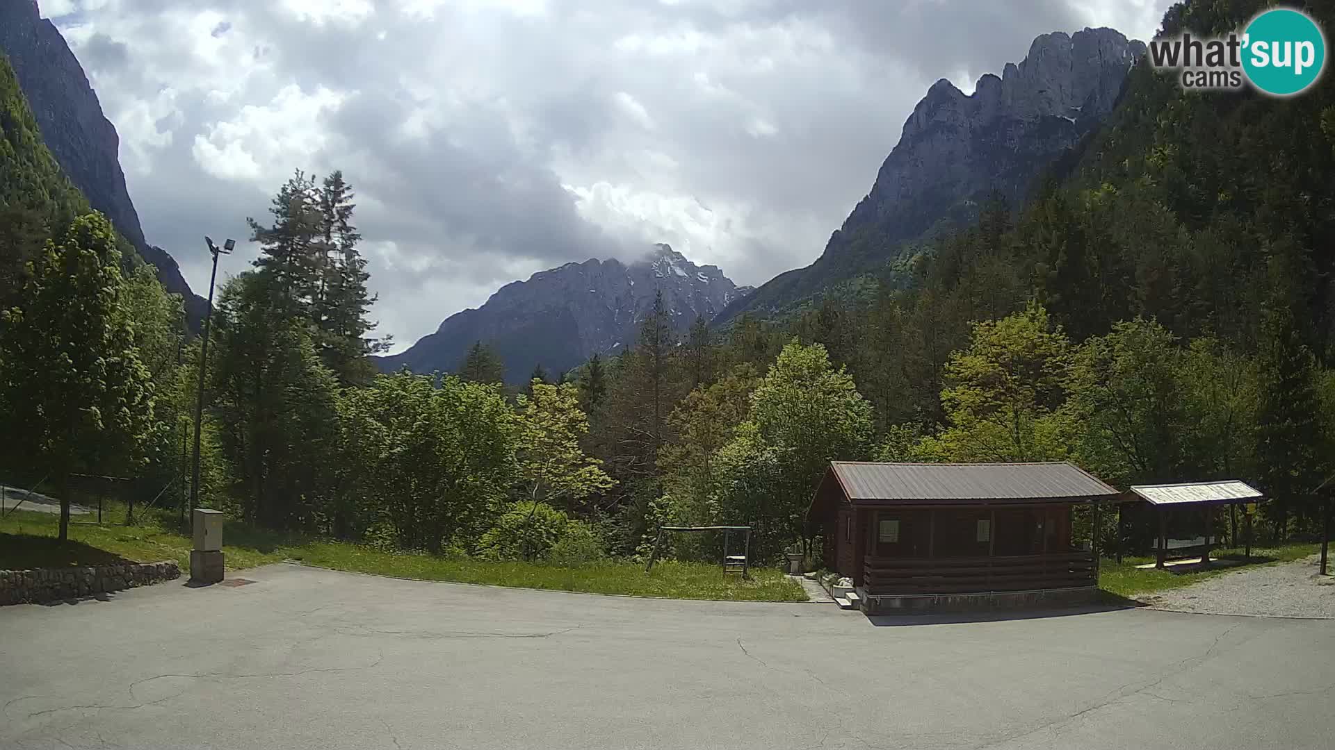 Spletna kamera Log pod Mangartom – Pogled na Jerebico in Rombon – Bovec – Slovenija