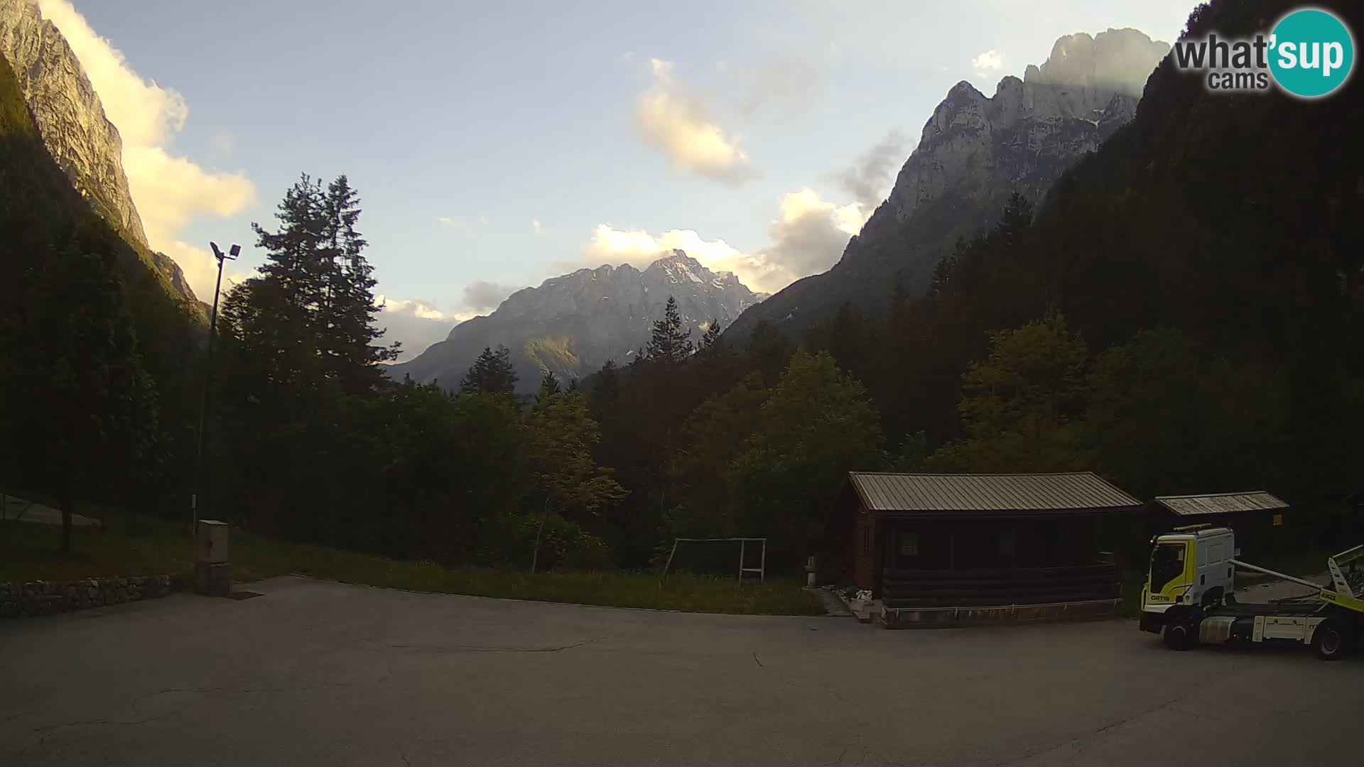 Log pod Mangartom webcam – Vista su Jerebica e Rombon – Bovec – Slovenia