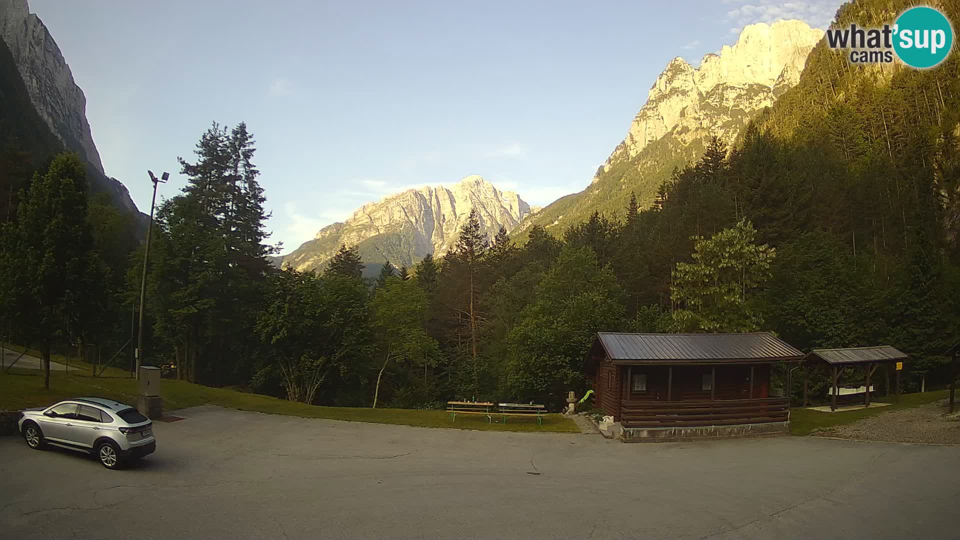 Spletna kamera Log pod Mangartom – Pogled na Jerebico in Rombon – Bovec – Slovenija