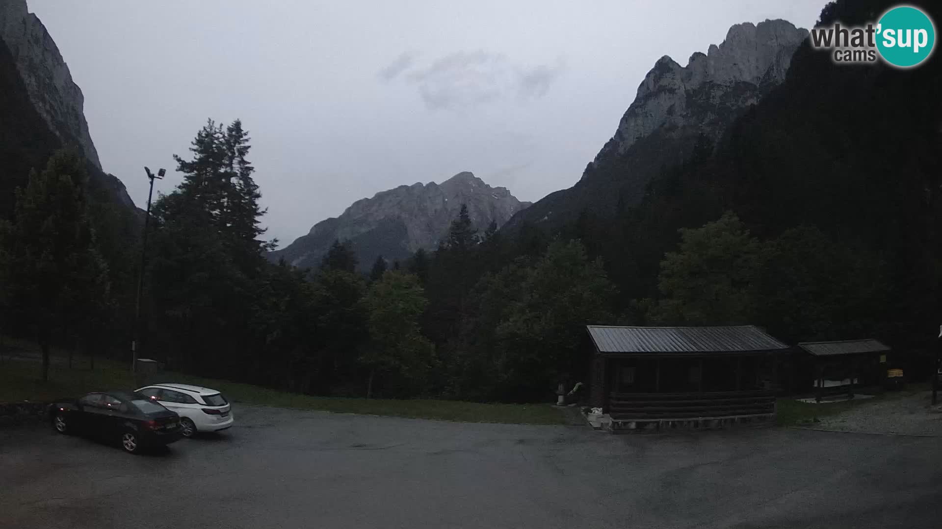 Spletna kamera Log pod Mangartom – Pogled na Jerebico in Rombon – Bovec – Slovenija