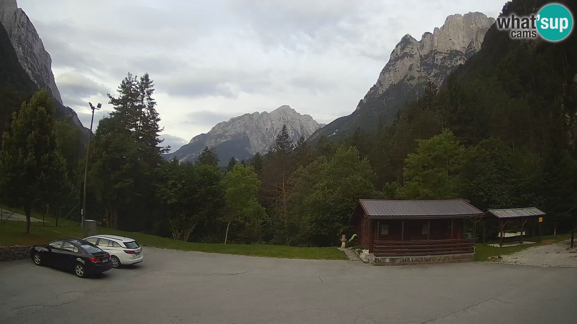Spletna kamera Log pod Mangartom – Pogled na Jerebico in Rombon – Bovec – Slovenija