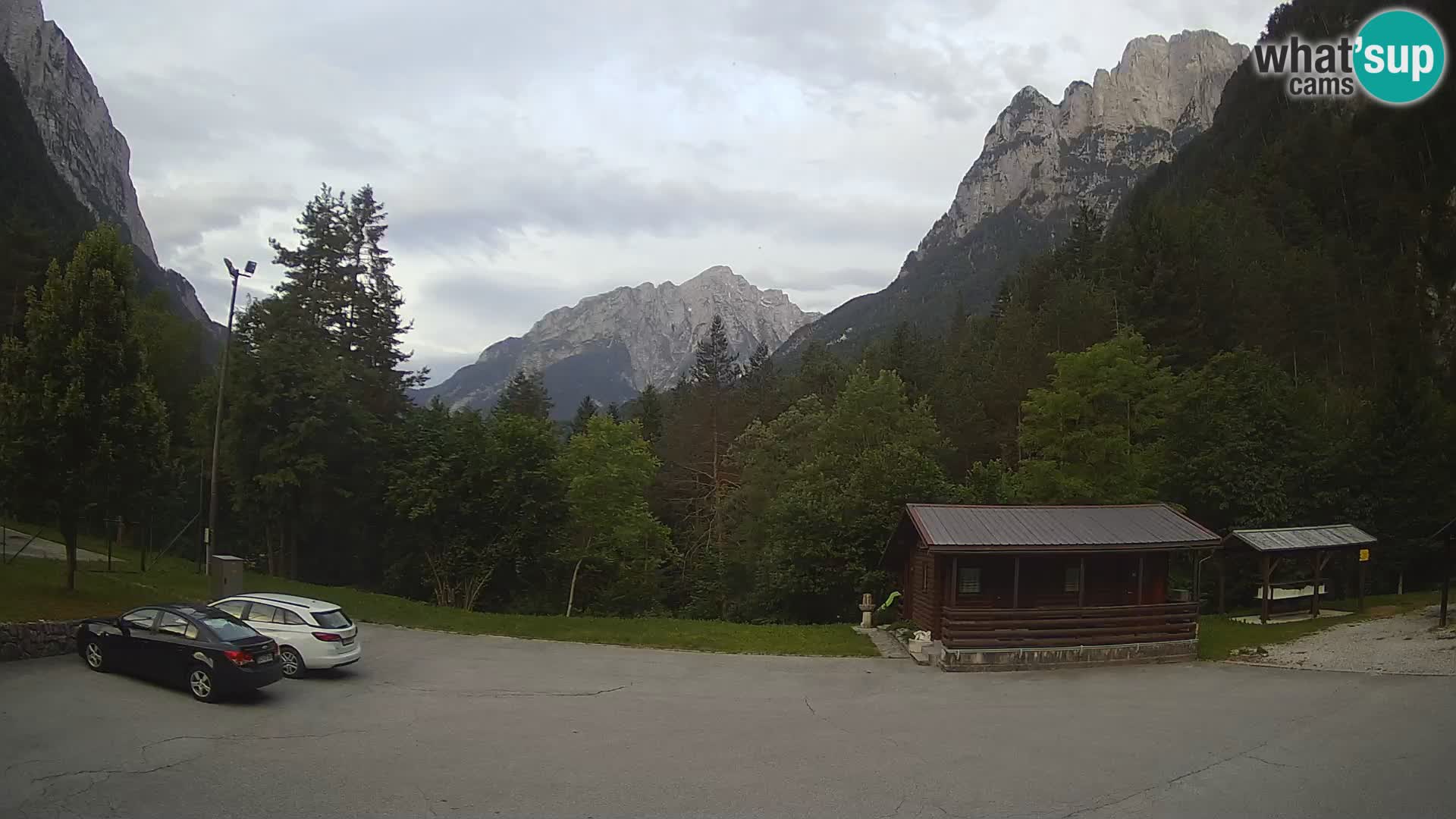 Spletna kamera Log pod Mangartom – Pogled na Jerebico in Rombon – Bovec – Slovenija