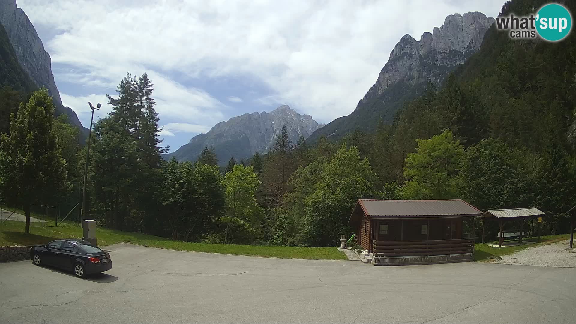 Spletna kamera Log pod Mangartom – Pogled na Jerebico in Rombon – Bovec – Slovenija