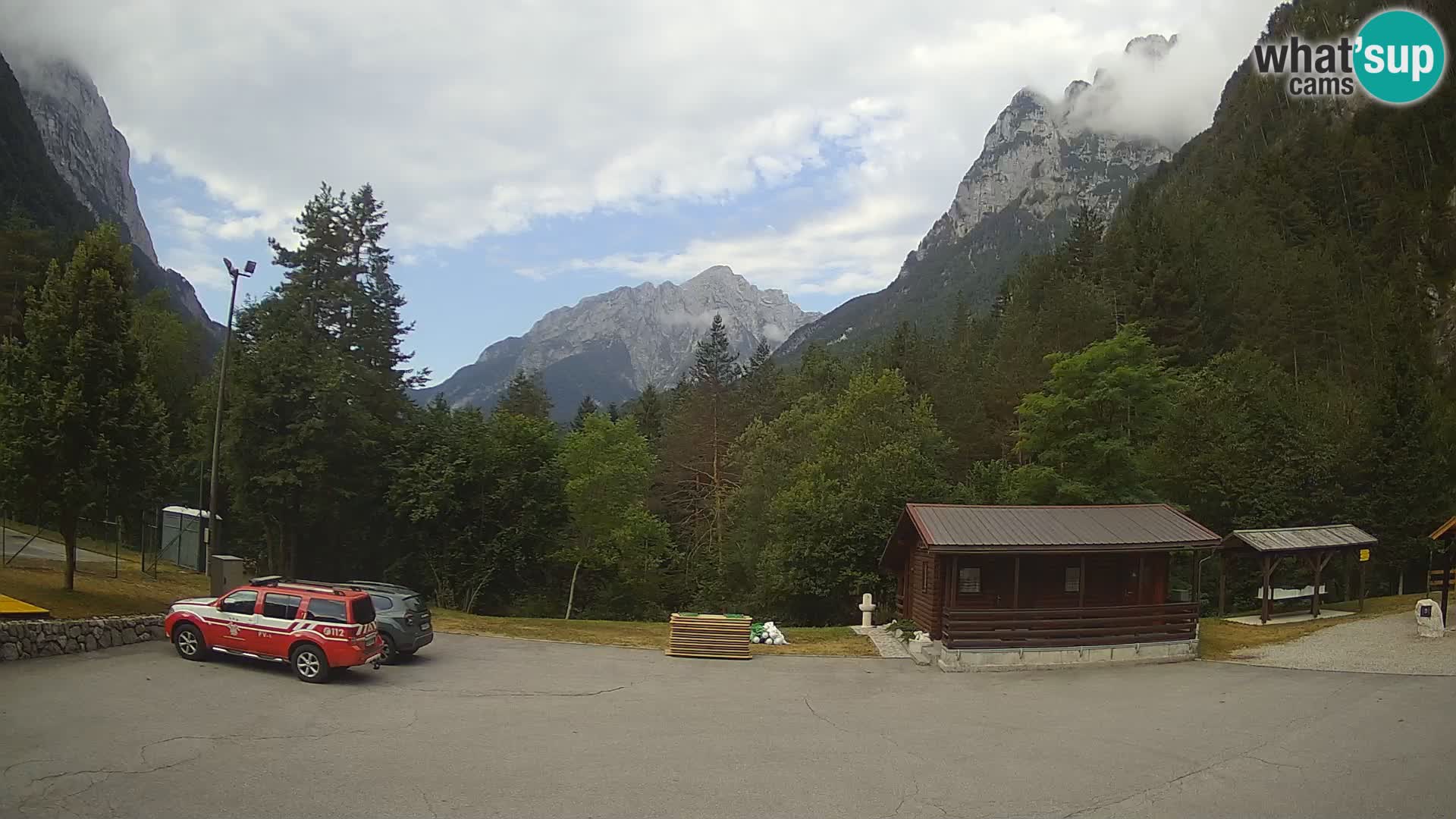 Spletna kamera Log pod Mangartom – Pogled na Jerebico in Rombon – Bovec – Slovenija