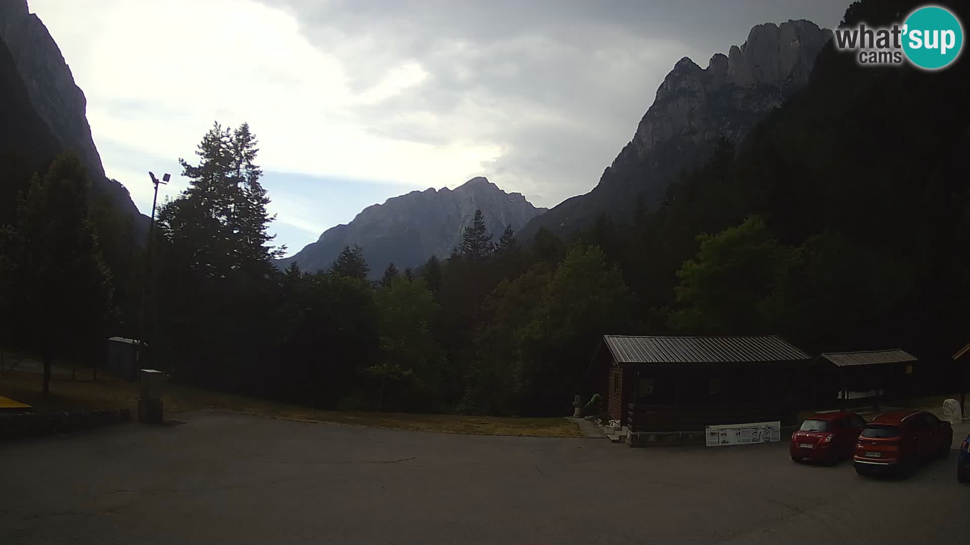 Spletna kamera Log pod Mangartom – Pogled na Jerebico in Rombon – Bovec – Slovenija