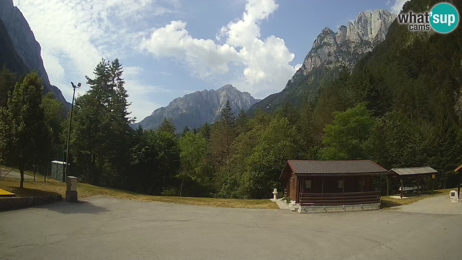 Spletna kamera Log pod Mangartom – Pogled na Jerebico in Rombon – Bovec – Slovenija