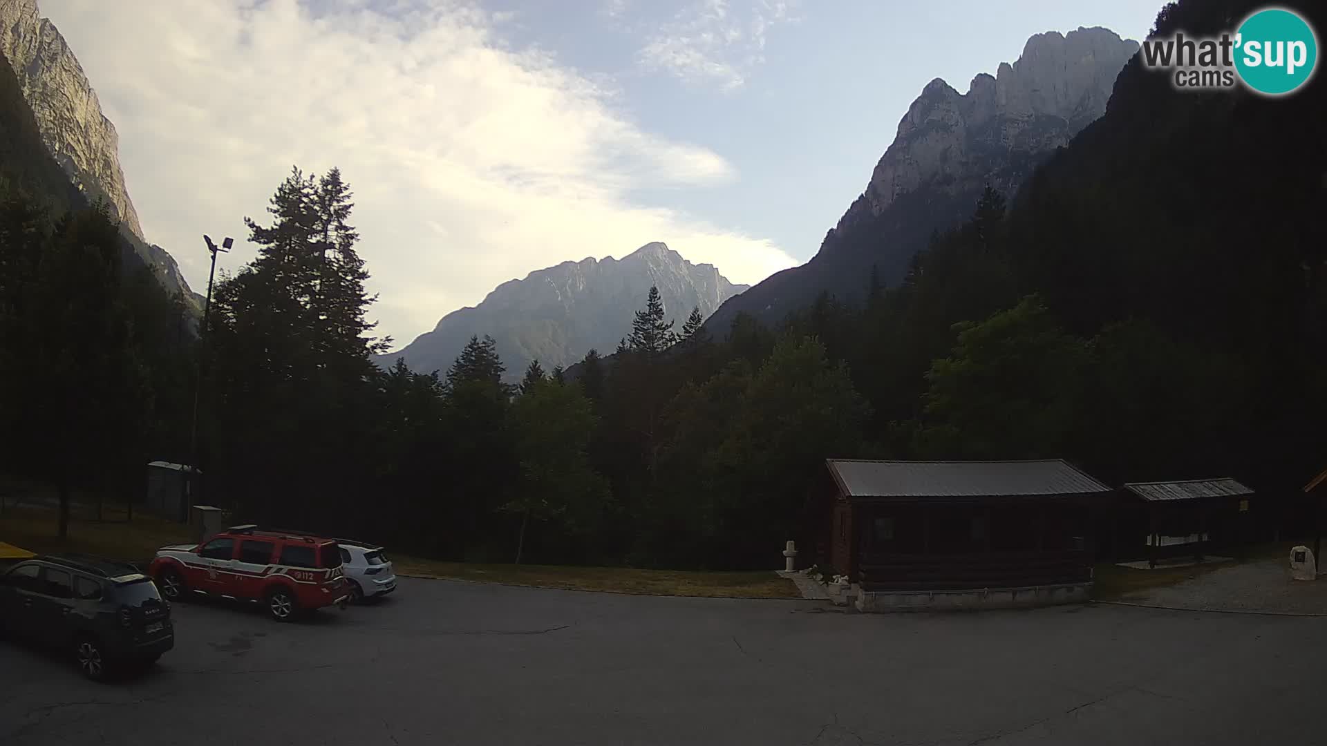 Spletna kamera Log pod Mangartom – Pogled na Jerebico in Rombon – Bovec – Slovenija