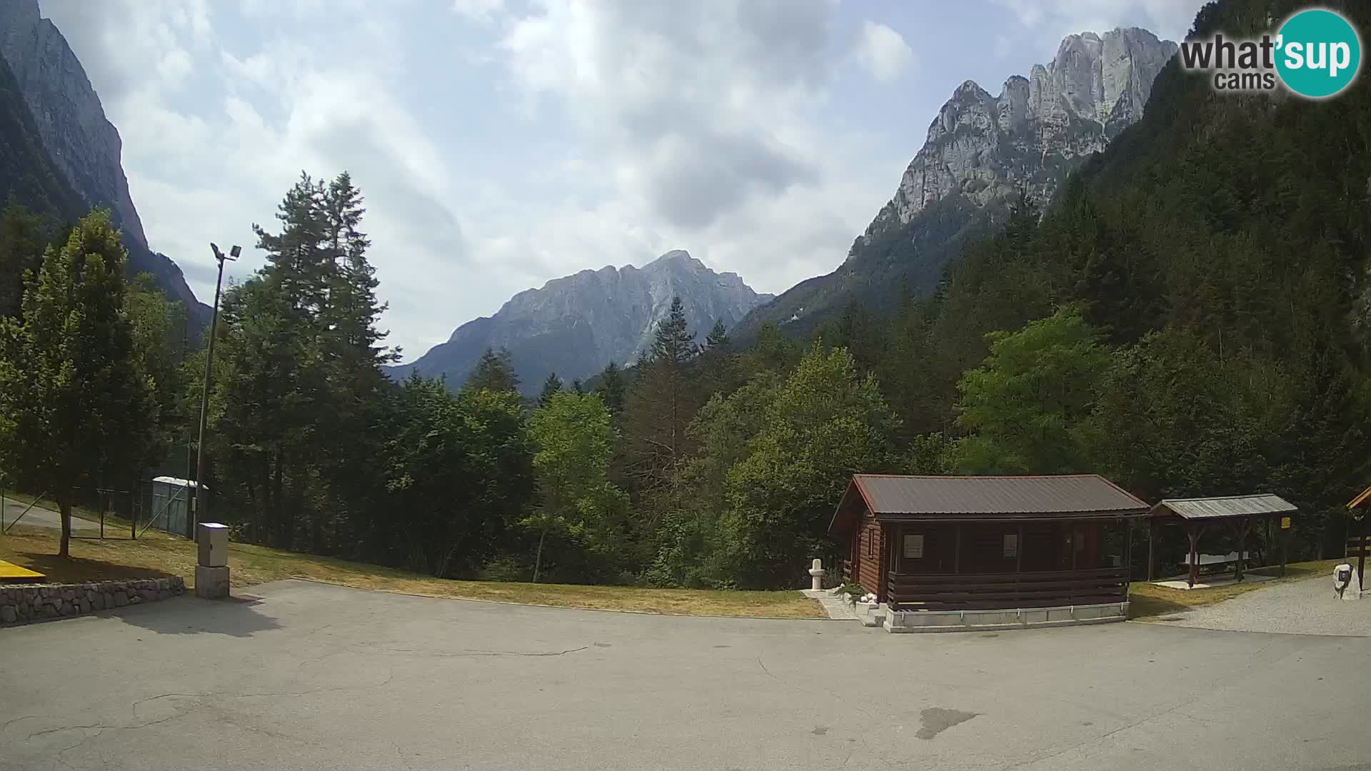 Spletna kamera Log pod Mangartom – Pogled na Jerebico in Rombon – Bovec – Slovenija