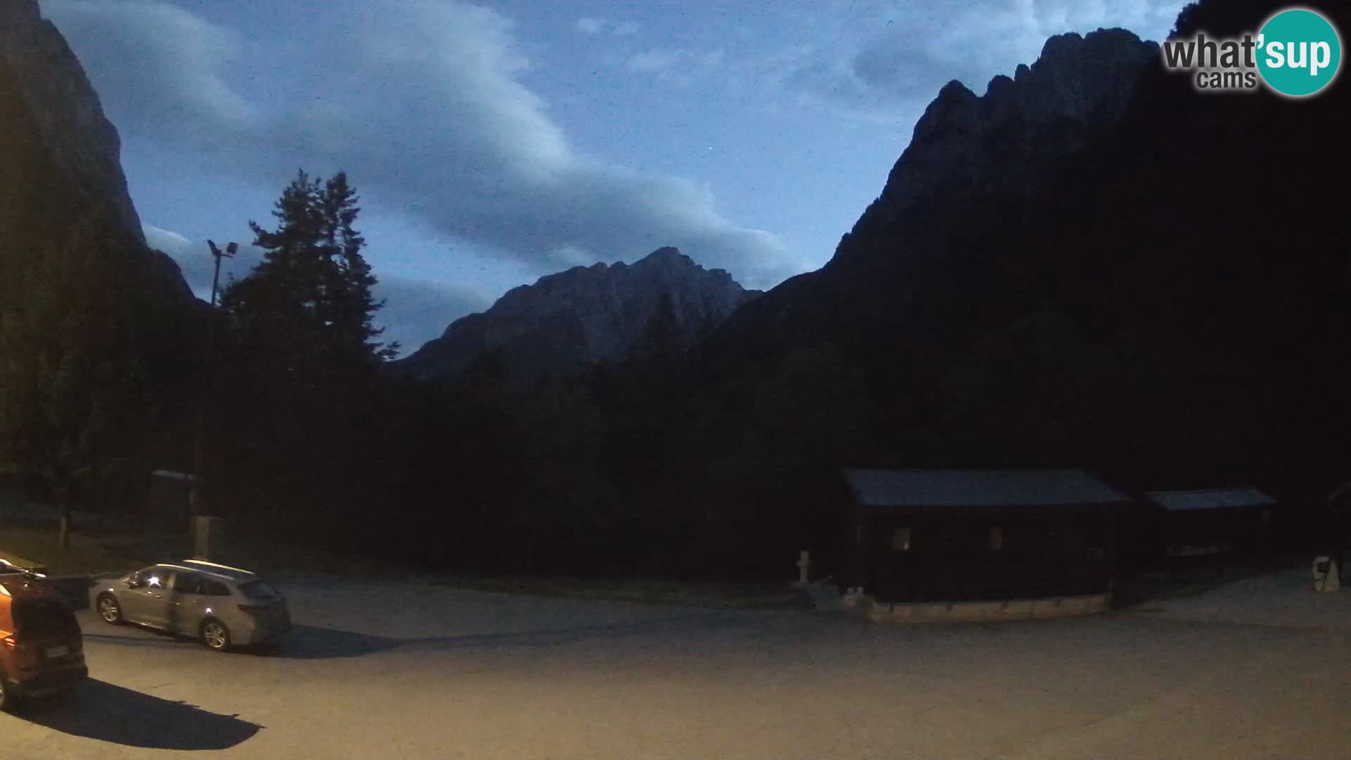 Spletna kamera Log pod Mangartom – Pogled na Jerebico in Rombon – Bovec – Slovenija