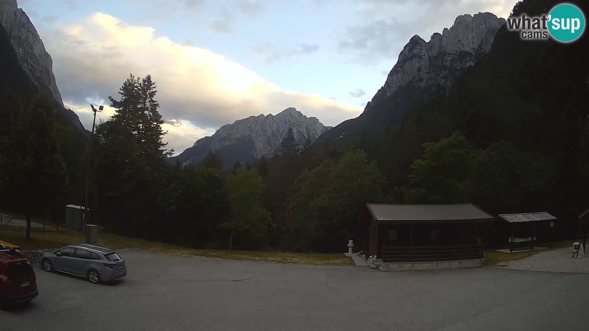Spletna kamera Log pod Mangartom – Pogled na Jerebico in Rombon – Bovec – Slovenija