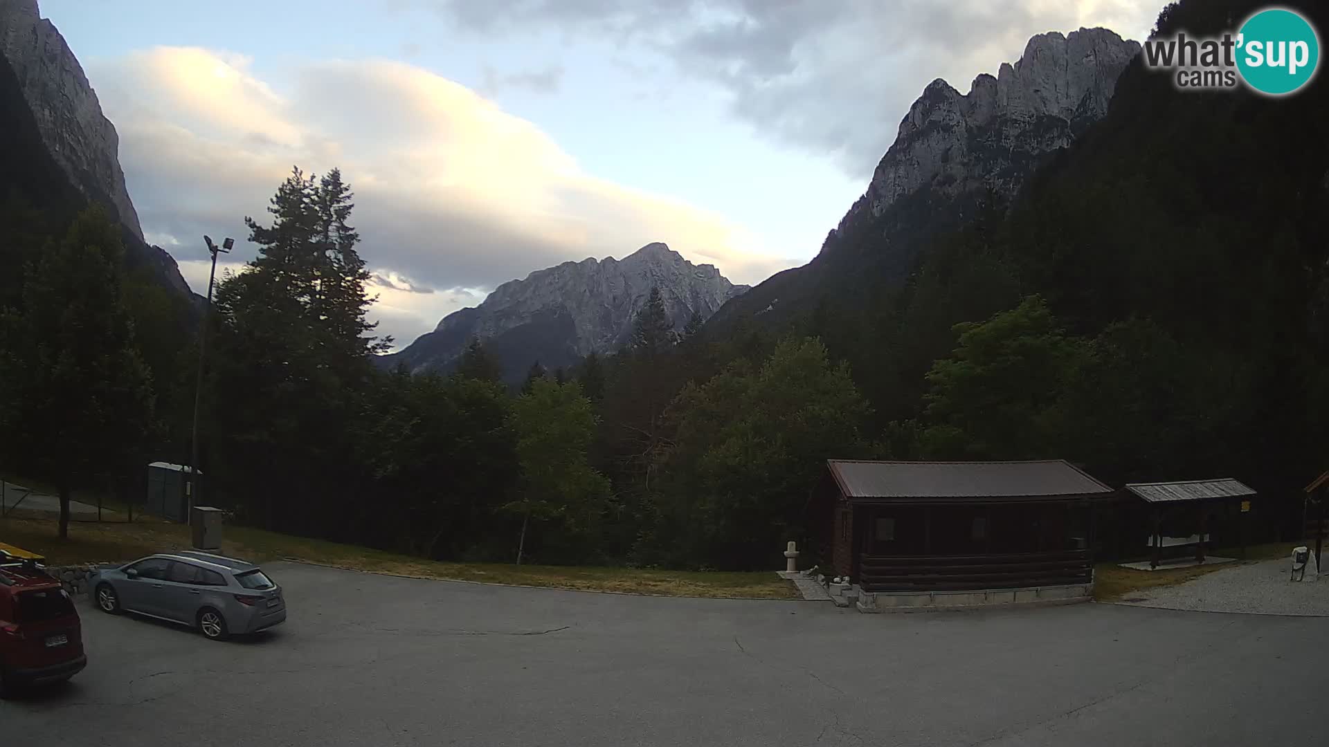 Web kamera Log pod Mangartom – Pogled na Jerebicu i Rombon – Bovec – Slovenija
