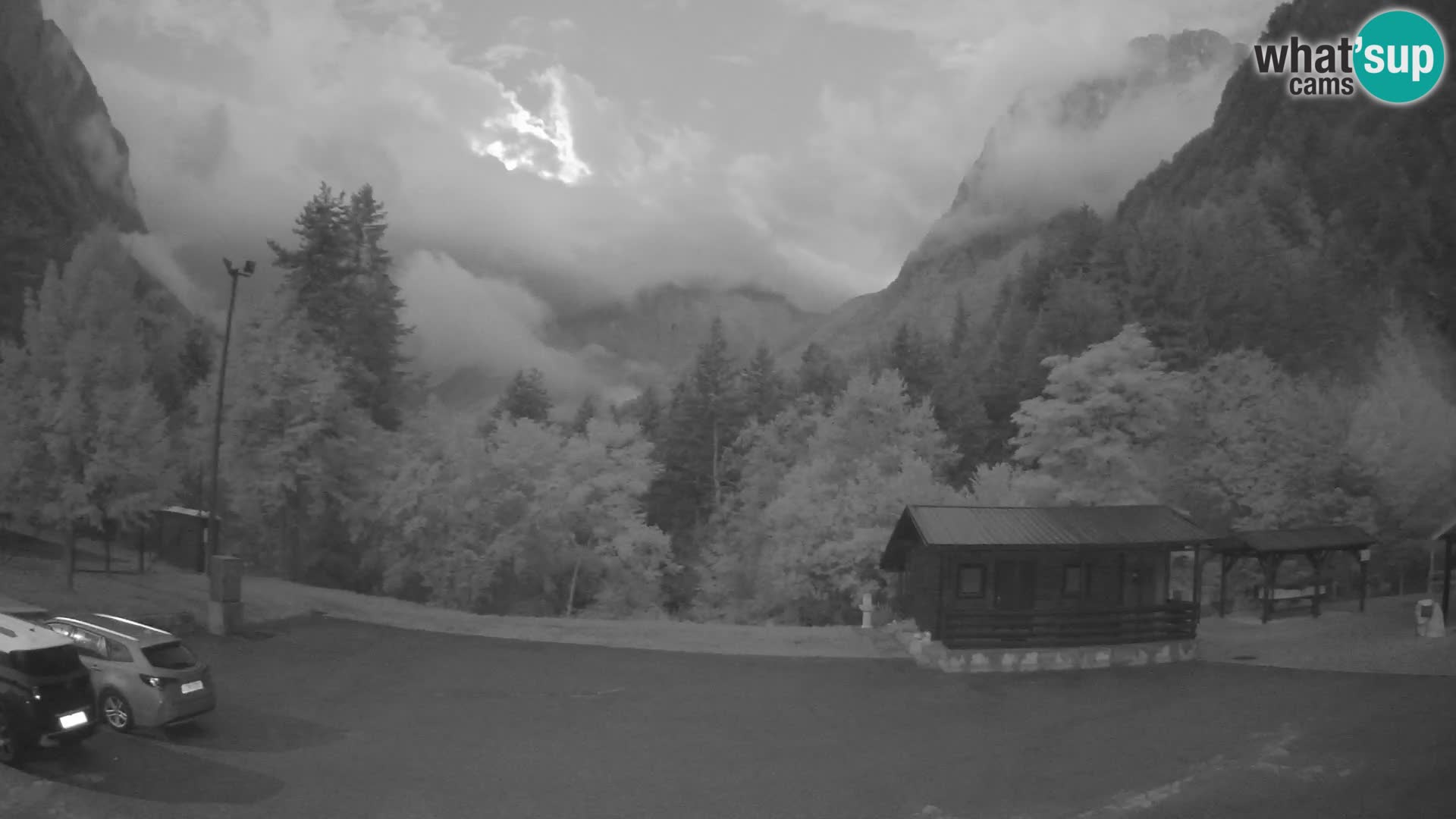 Spletna kamera Log pod Mangartom – Pogled na Jerebico in Rombon – Bovec – Slovenija