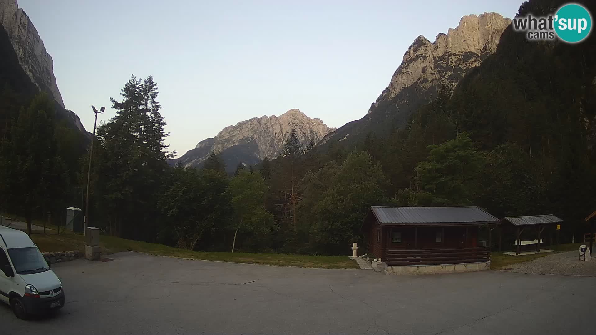 Spletna kamera Log pod Mangartom – Pogled na Jerebico in Rombon – Bovec – Slovenija