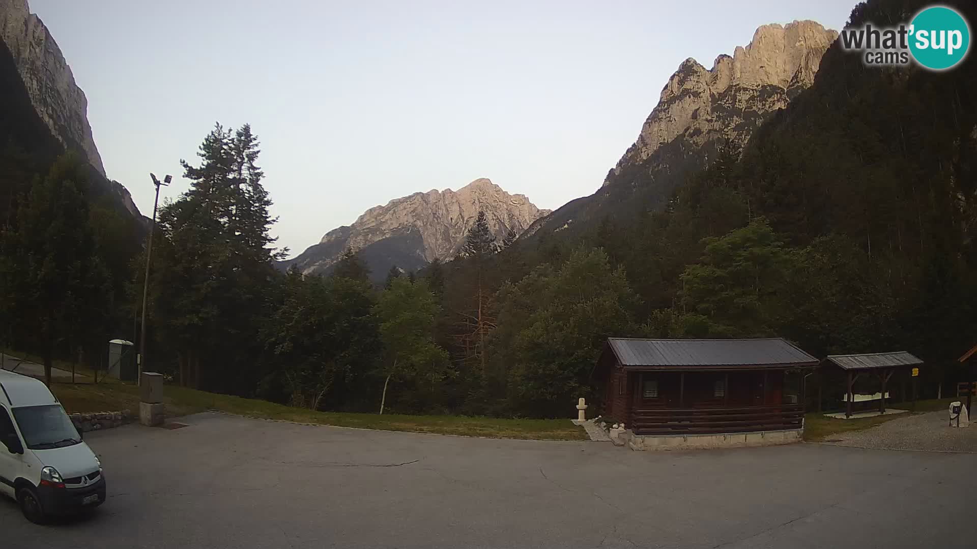 Spletna kamera Log pod Mangartom – Pogled na Jerebico in Rombon – Bovec – Slovenija