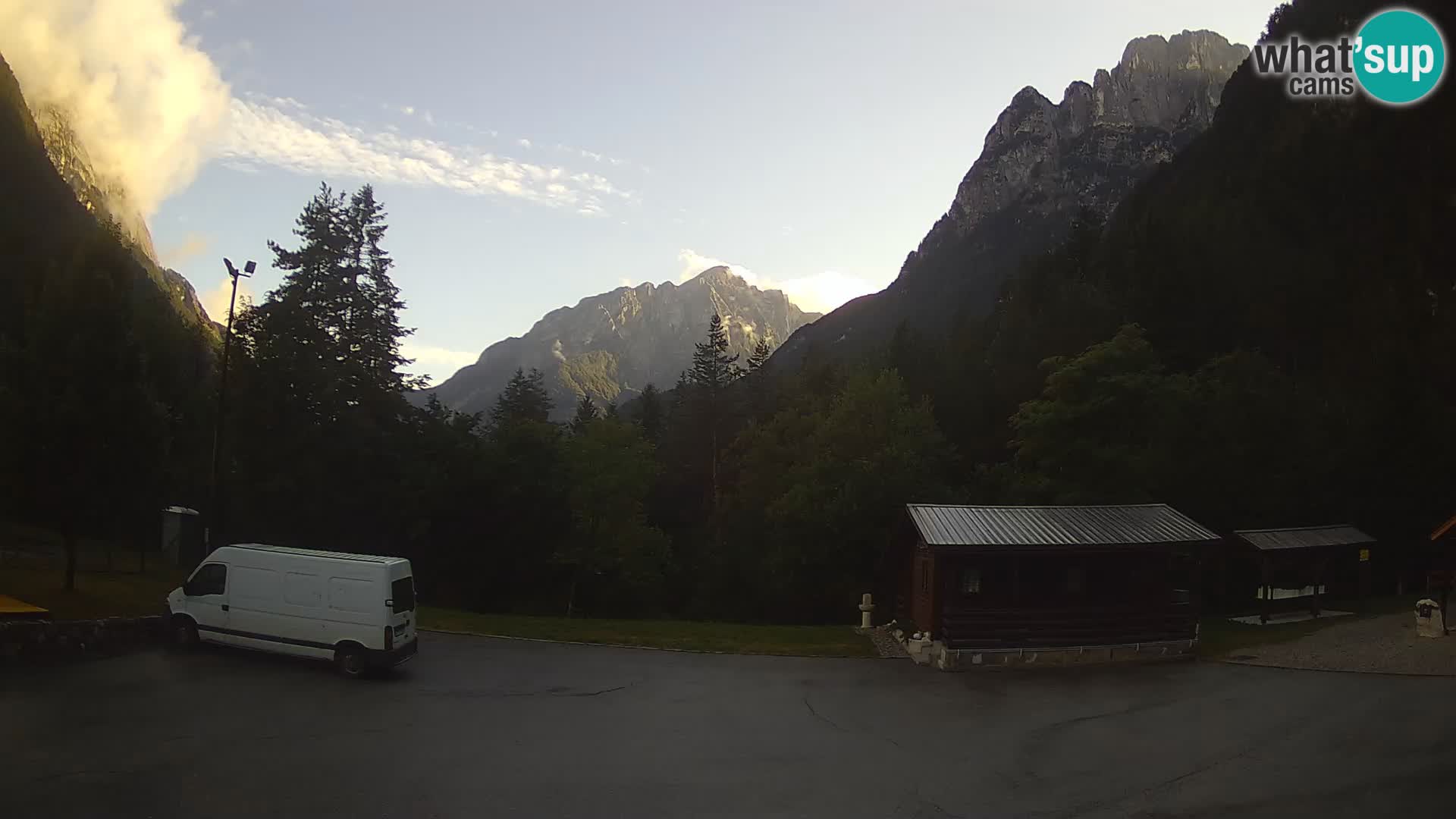 Spletna kamera Log pod Mangartom – Pogled na Jerebico in Rombon – Bovec – Slovenija