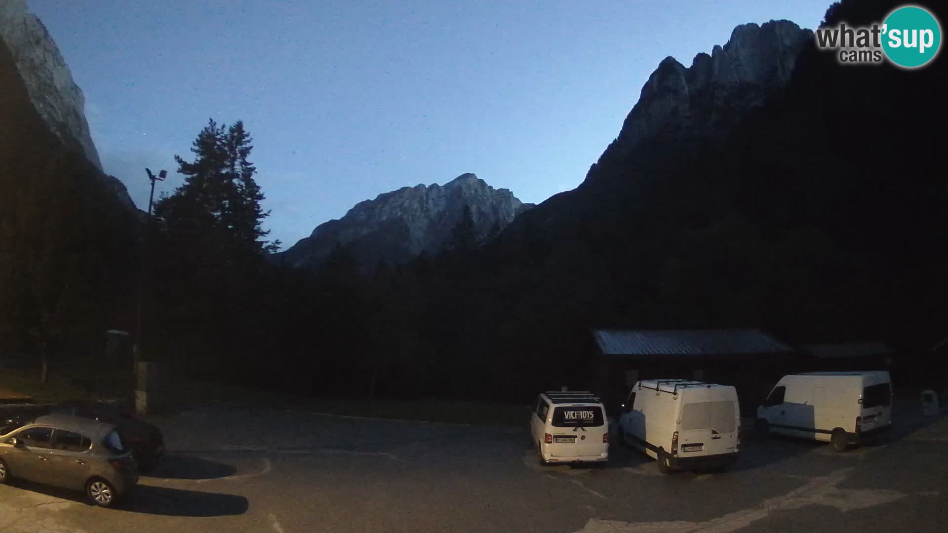 Spletna kamera Log pod Mangartom – Pogled na Jerebico in Rombon – Bovec – Slovenija