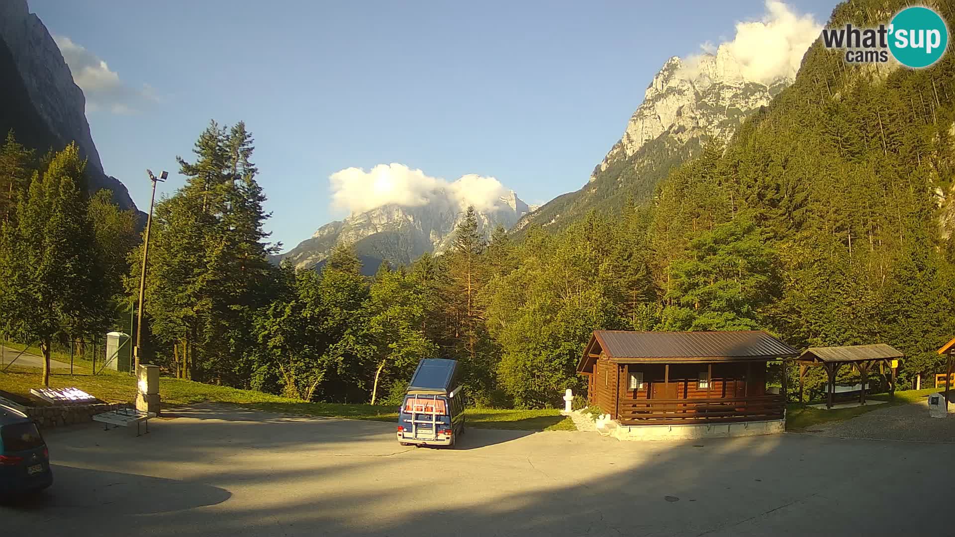 Spletna kamera Log pod Mangartom – Pogled na Jerebico in Rombon – Bovec – Slovenija