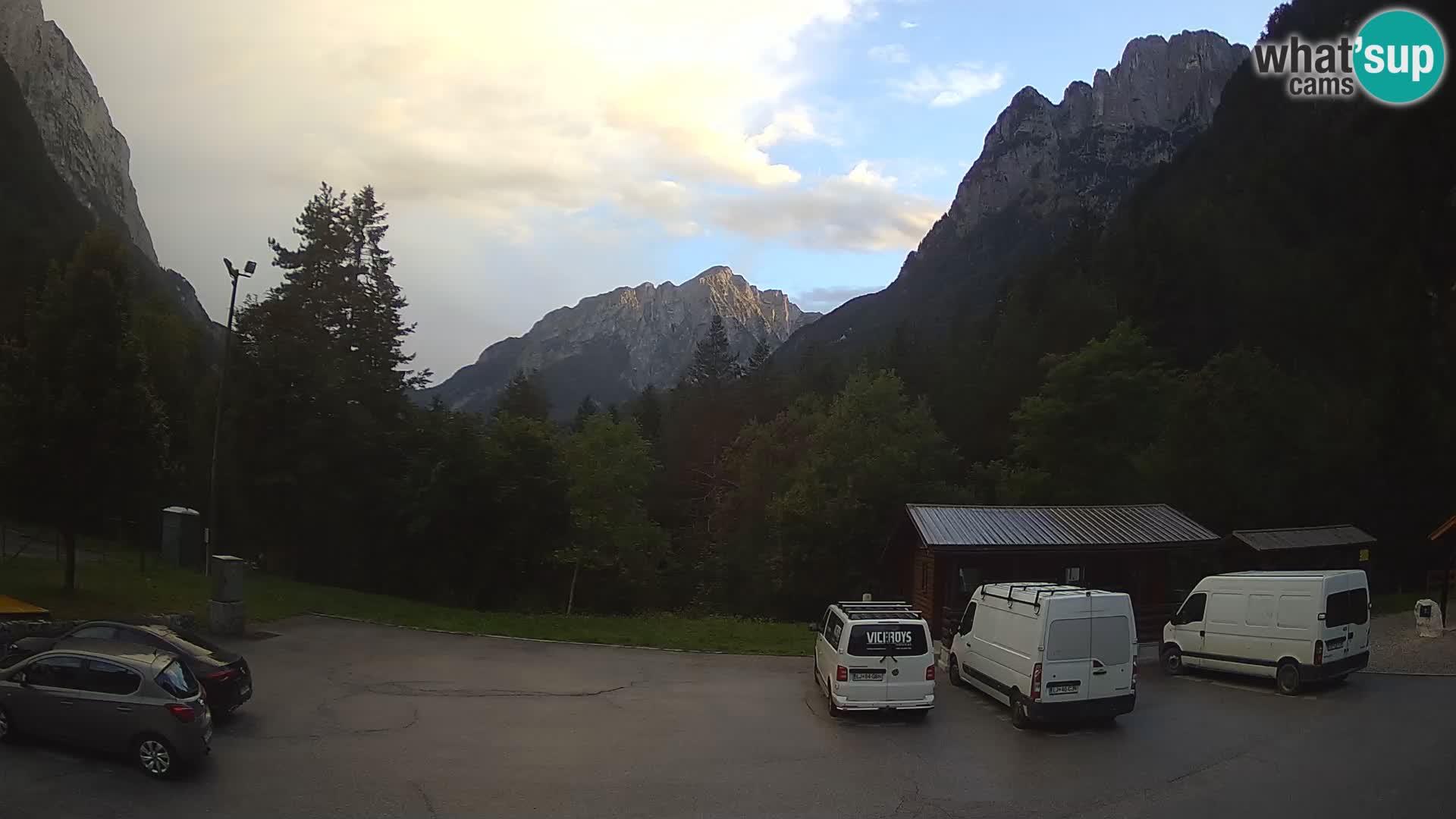 Spletna kamera Log pod Mangartom – Pogled na Jerebico in Rombon – Bovec – Slovenija