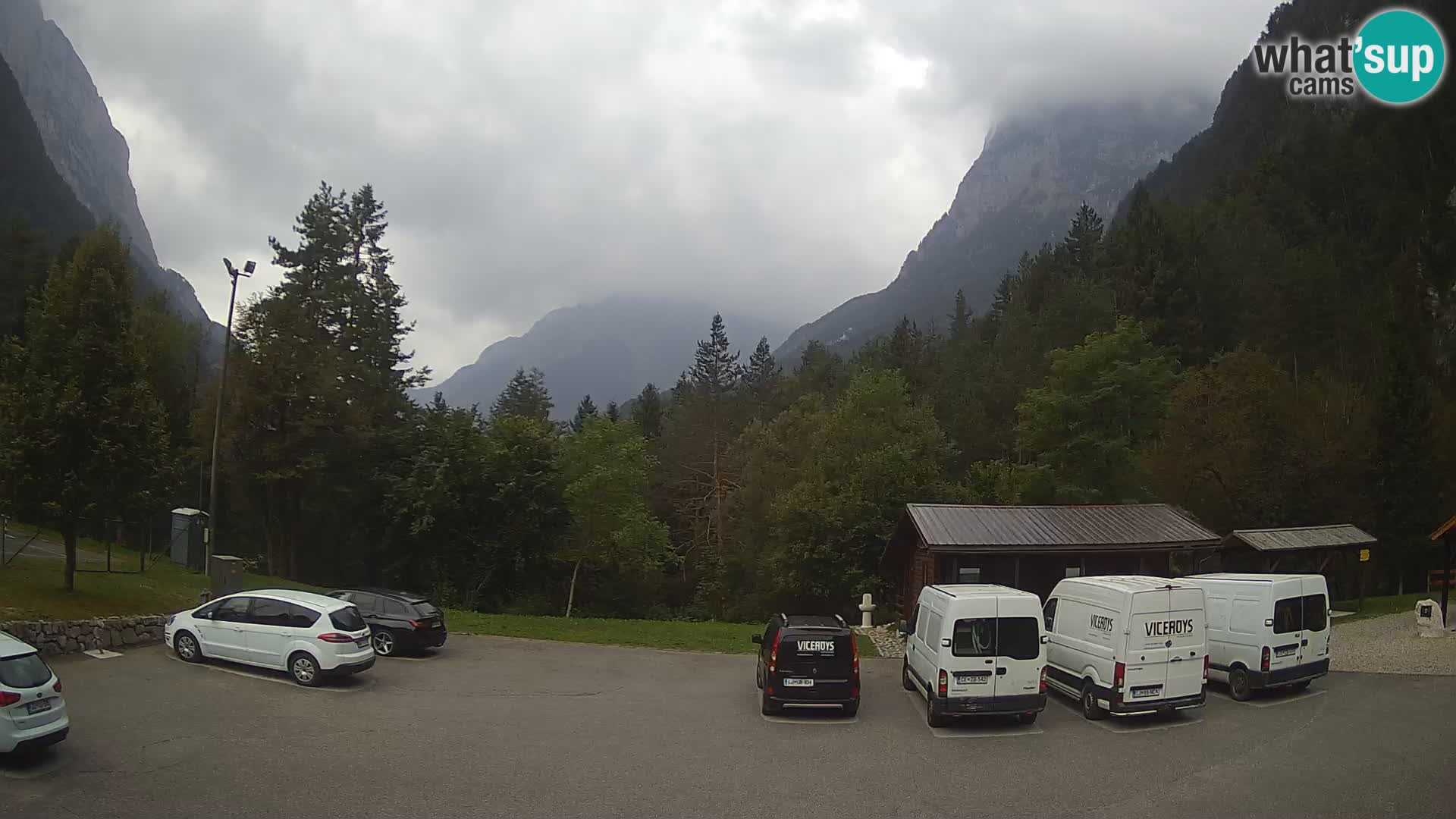 Spletna kamera Log pod Mangartom – Pogled na Jerebico in Rombon – Bovec – Slovenija
