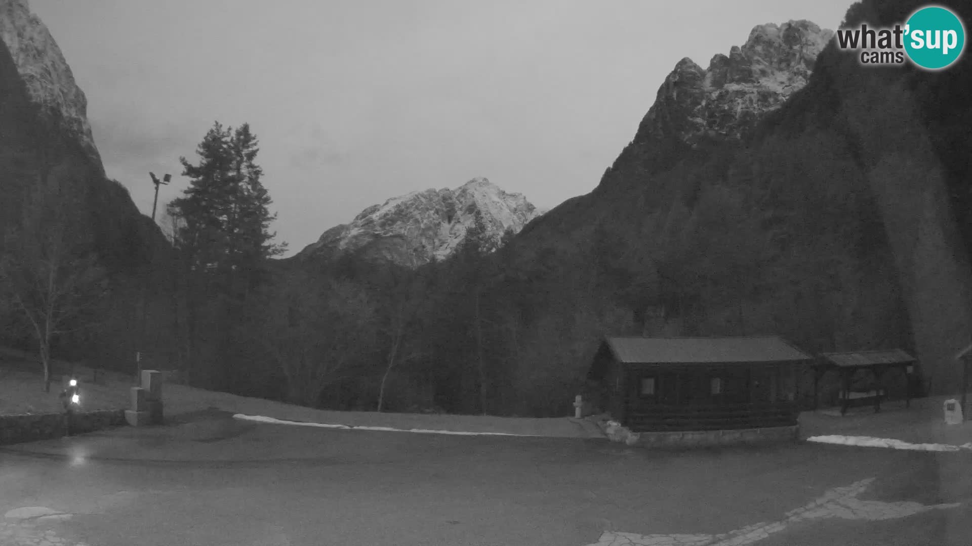 Spletna kamera Log pod Mangartom – Pogled na Jerebico in Rombon – Bovec – Slovenija