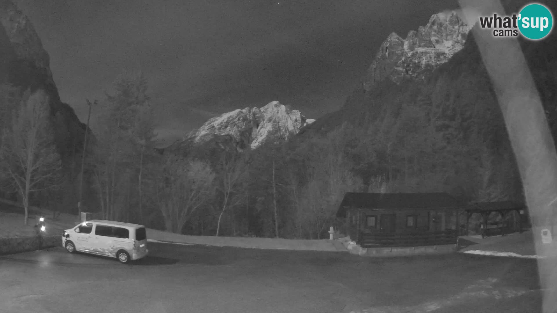 Spletna kamera Log pod Mangartom – Pogled na Jerebico in Rombon – Bovec – Slovenija