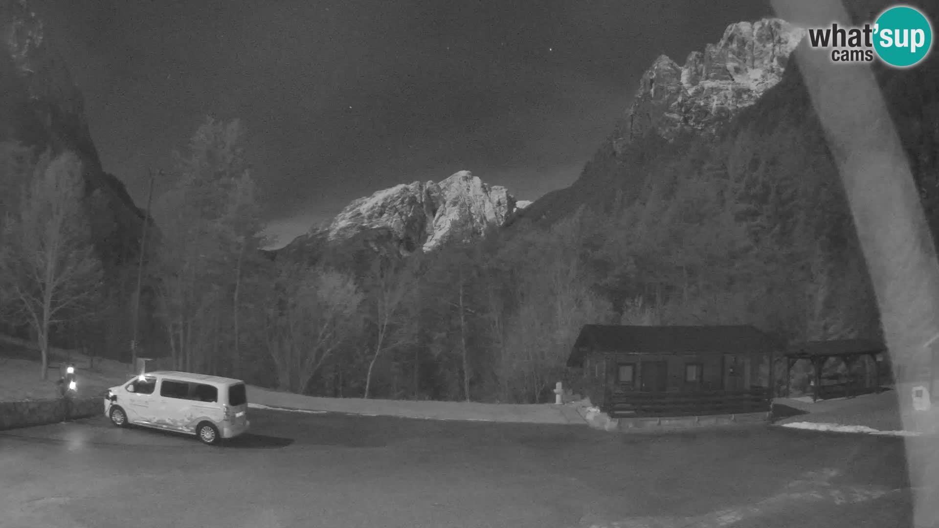 Spletna kamera Log pod Mangartom – Pogled na Jerebico in Rombon – Bovec – Slovenija