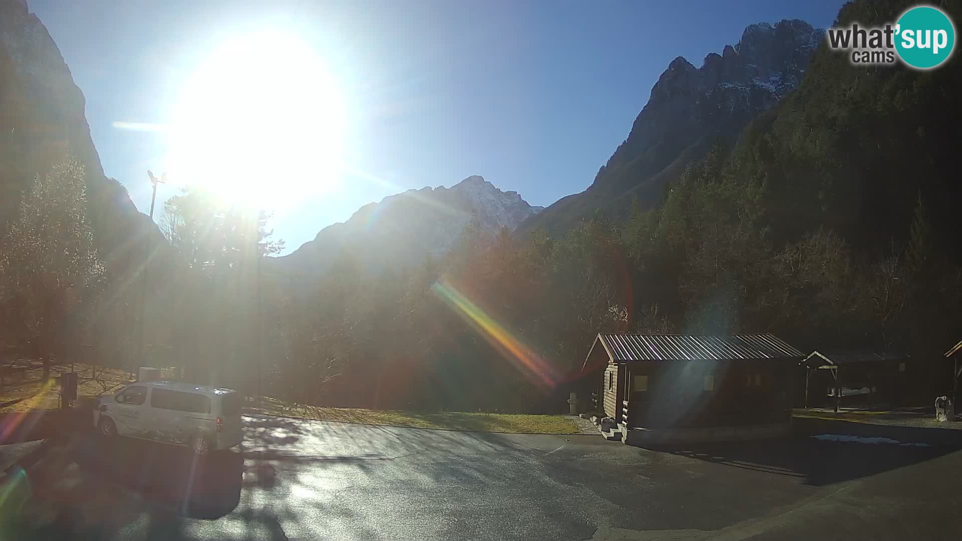 Spletna kamera Log pod Mangartom – Pogled na Jerebico in Rombon – Bovec – Slovenija