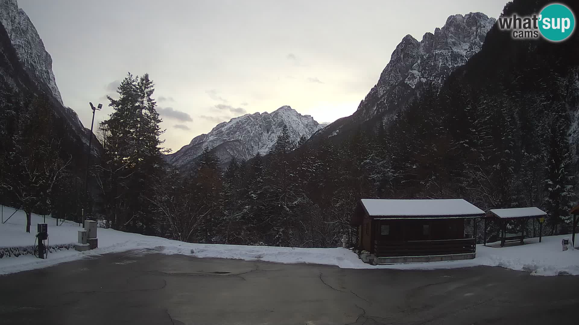 Spletna kamera Log pod Mangartom – Pogled na Jerebico in Rombon – Bovec – Slovenija