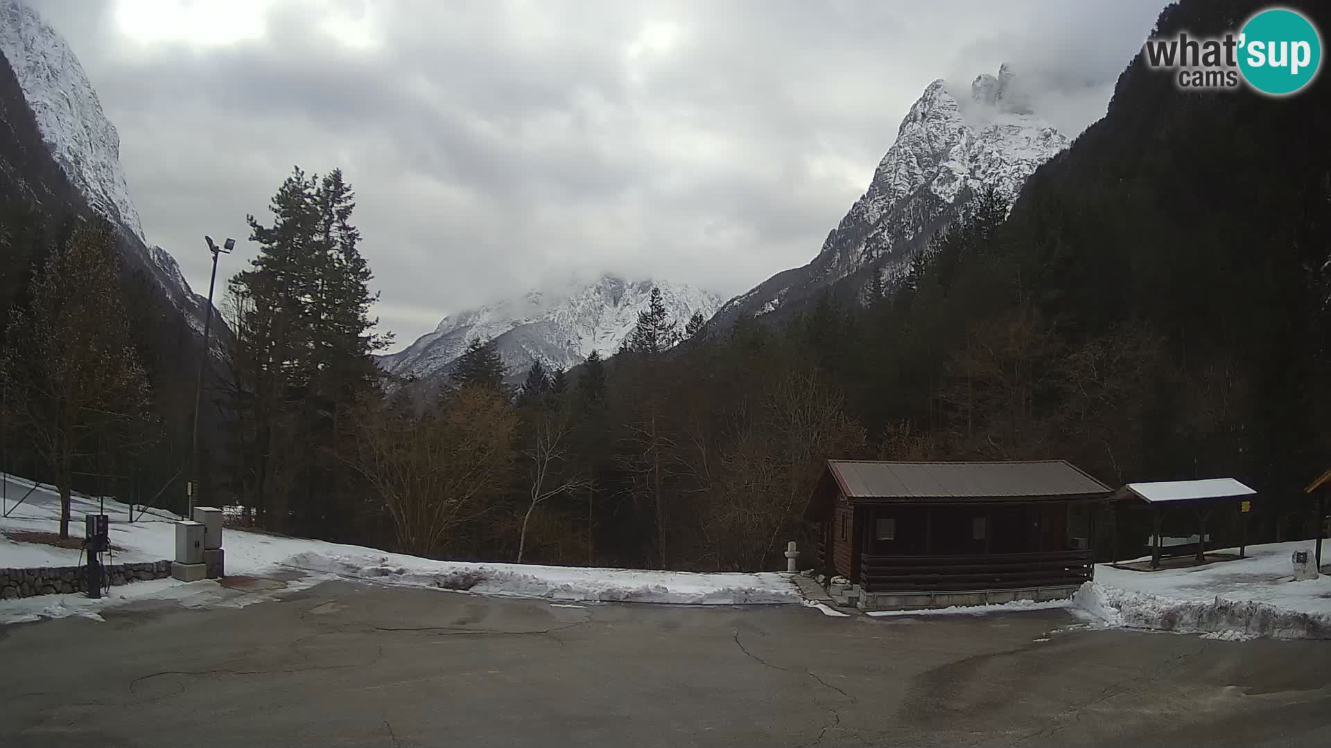 Spletna kamera Log pod Mangartom – Pogled na Jerebico in Rombon – Bovec – Slovenija