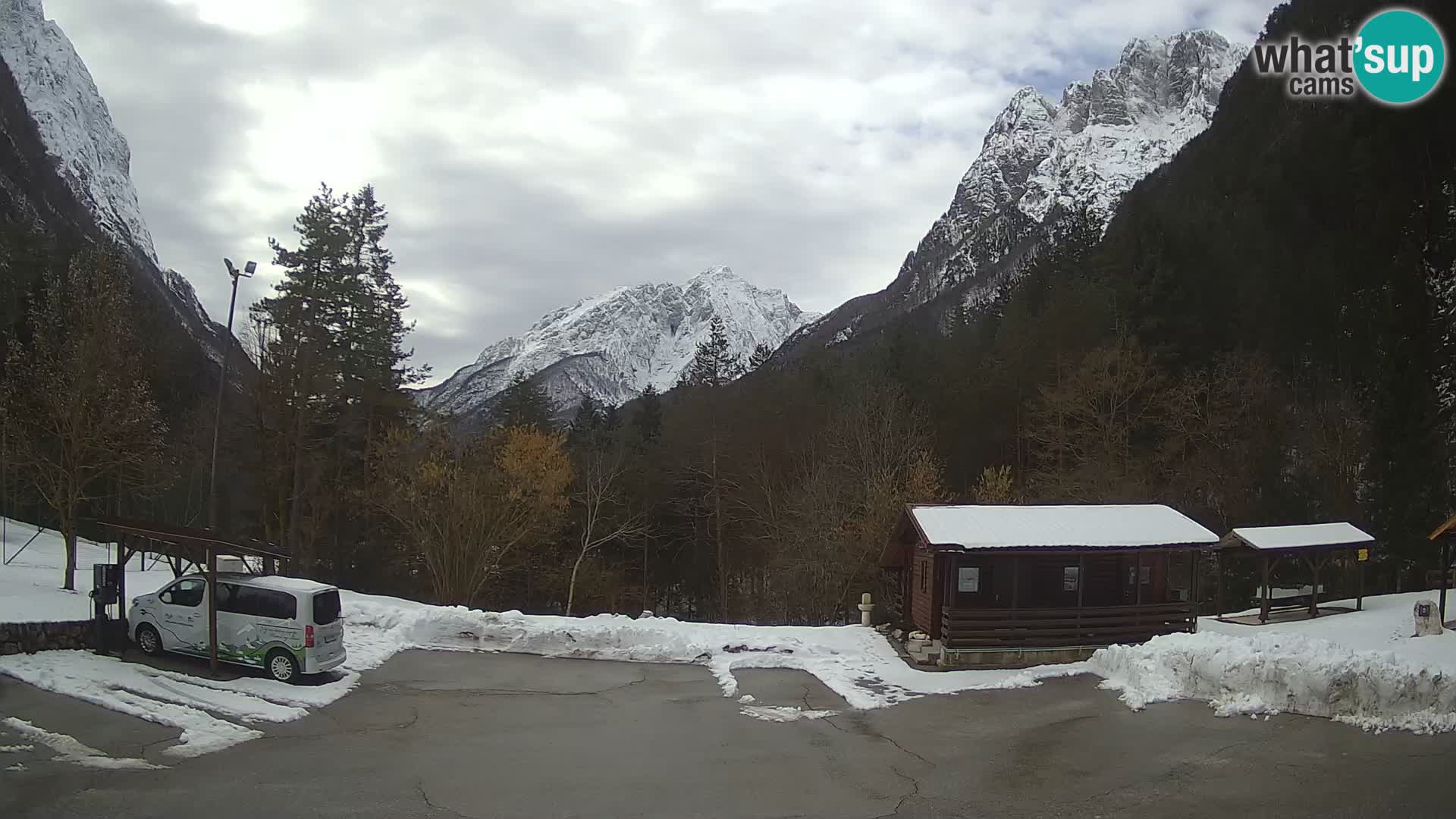 Spletna kamera Log pod Mangartom – Pogled na Jerebico in Rombon – Bovec – Slovenija